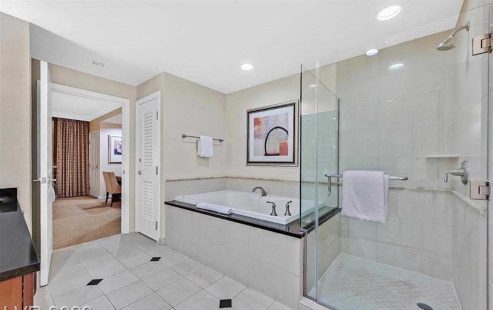 LUXE 702 MGM Signature with Balcony photo 37