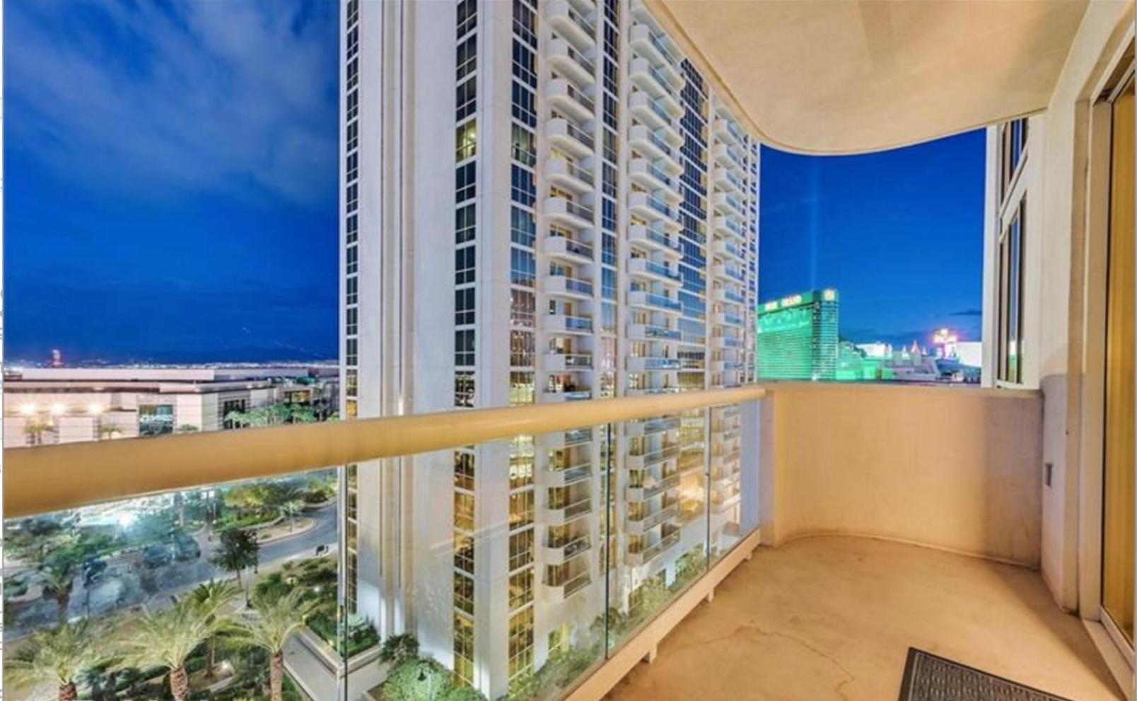 LUXE 702 MGM Signature with Balcony photo 40