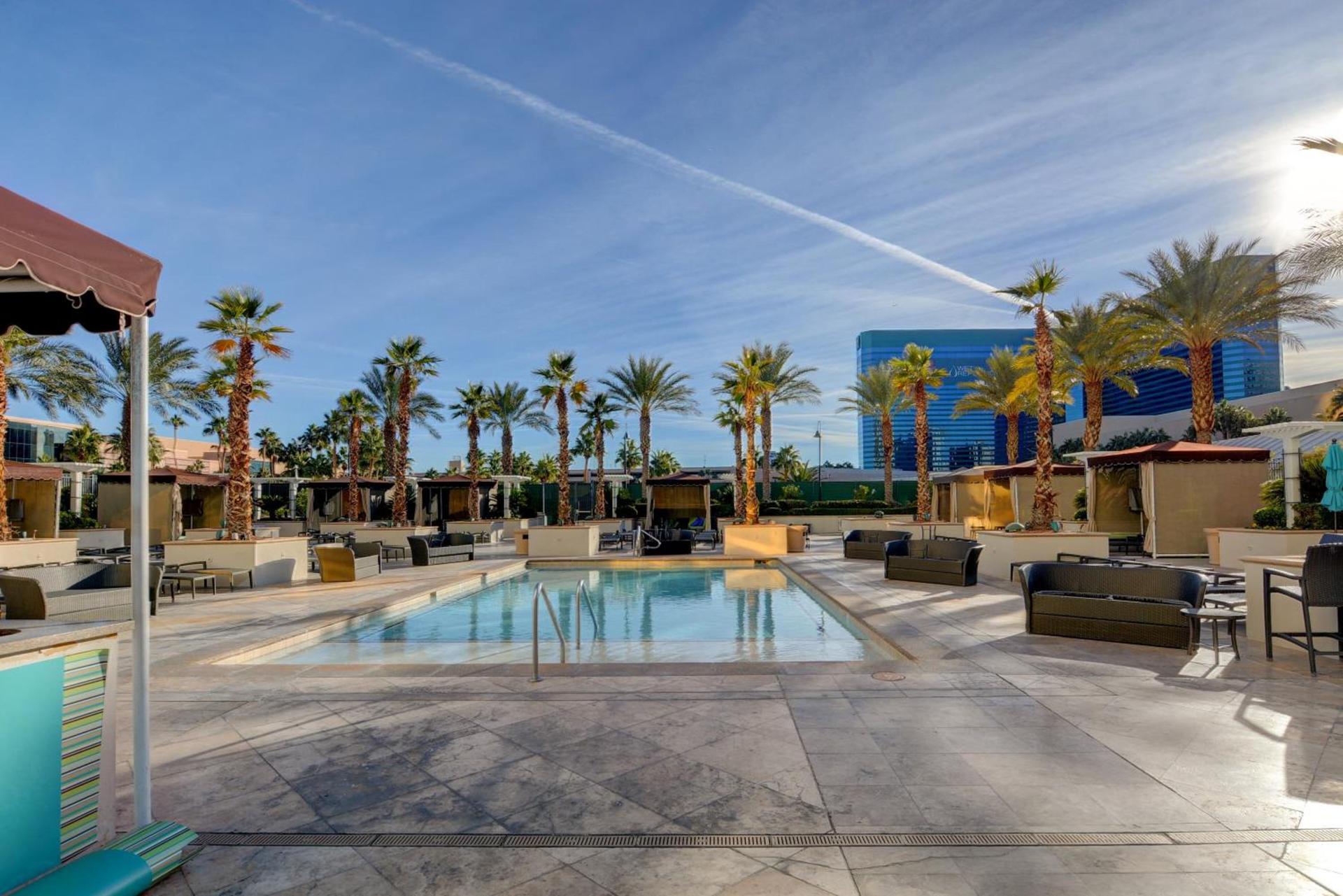 LUXE 702 MGM Signature with Balcony photo 56
