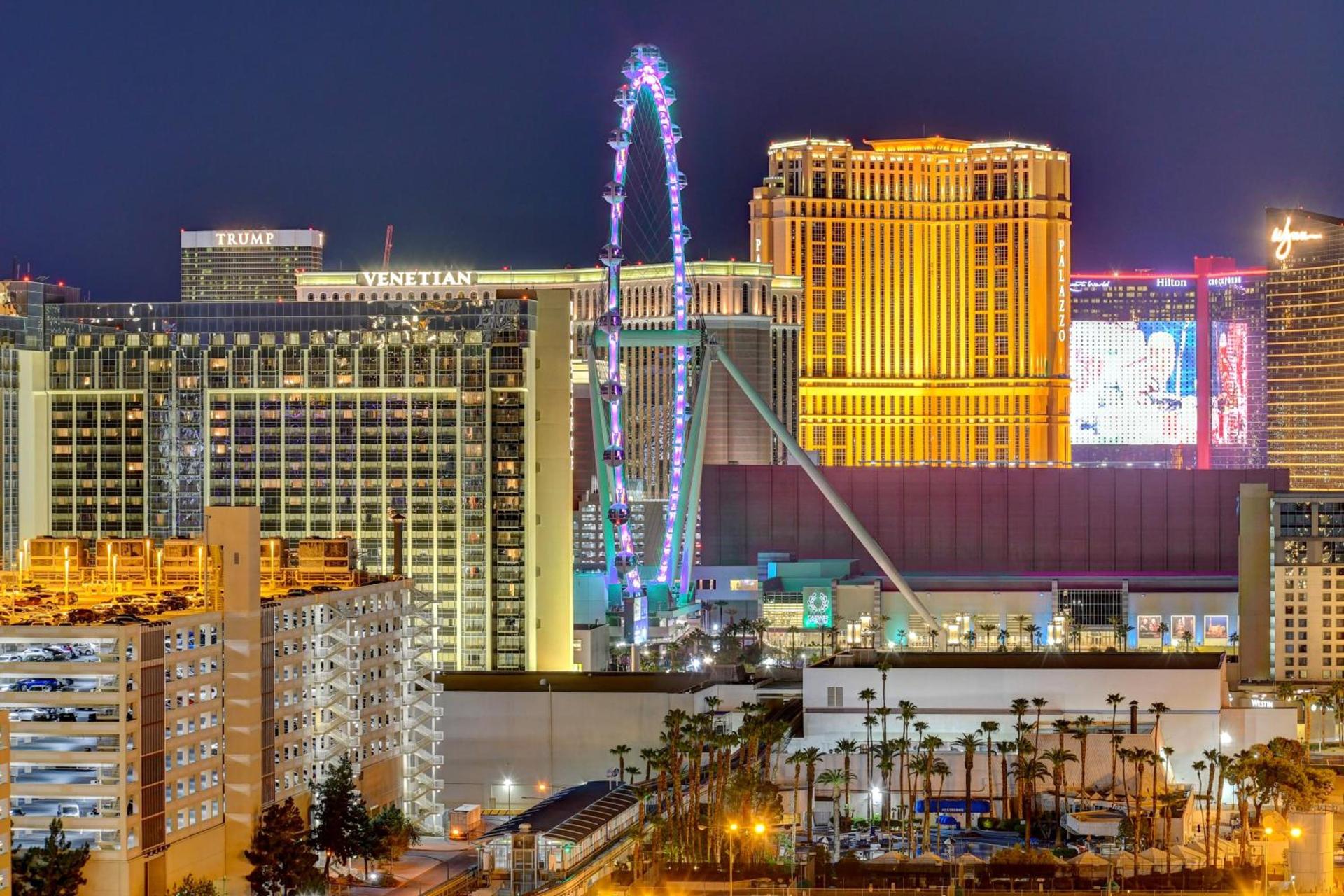 LUXE 702 MGM Signature with Balcony photo 68