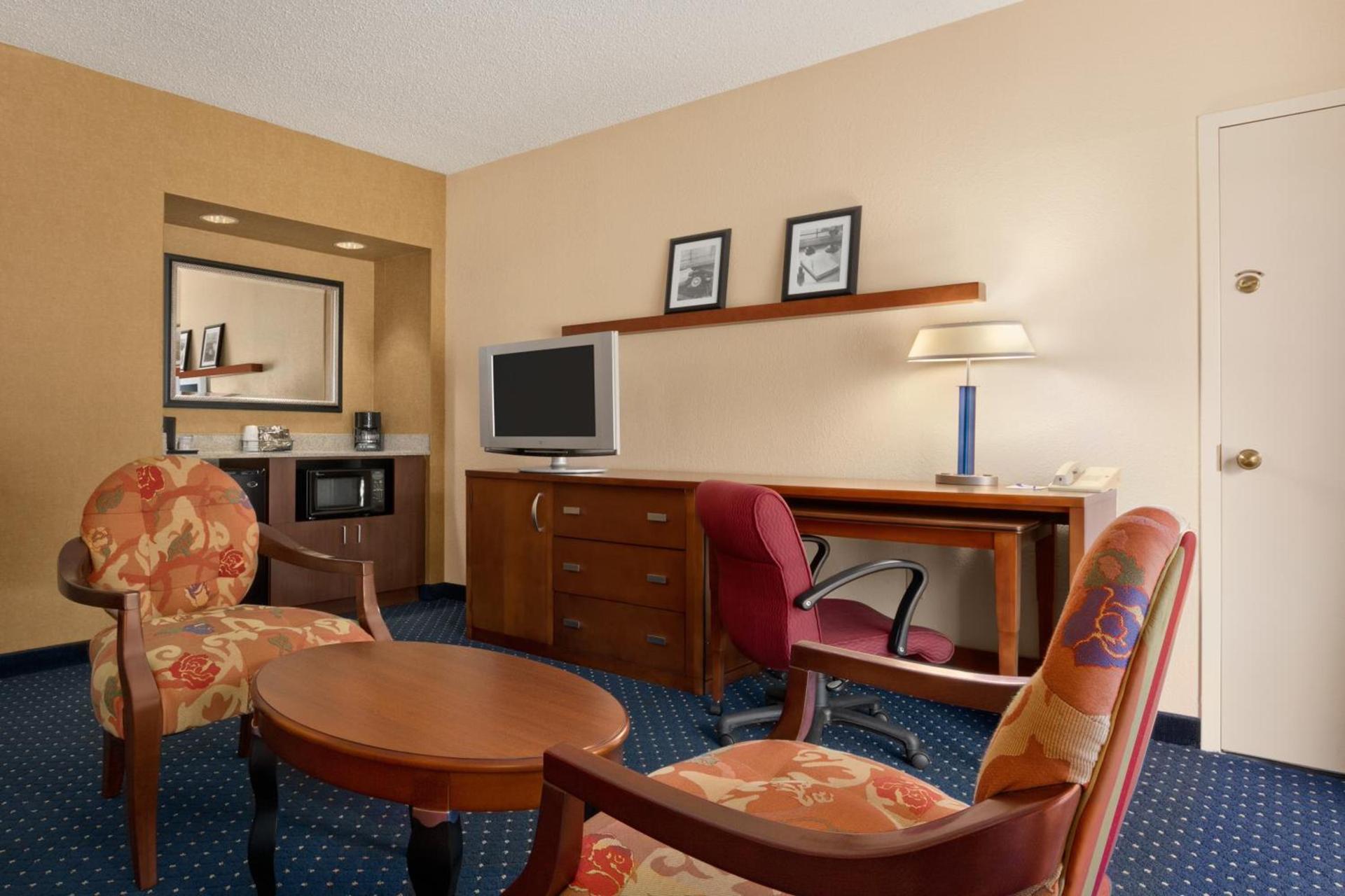 Baymont by Wyndham Columbia Northwest photo 15