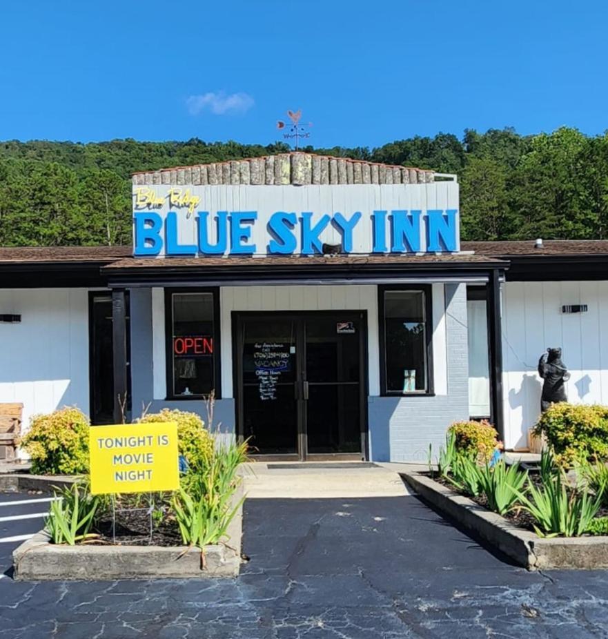 Blue Sky Inn- Complimentary Happy Hour Th-Sun, Veteran owned, Full Breakfast, Best green space, 1 mile from Blue Ridge, Fire Pit photo 4