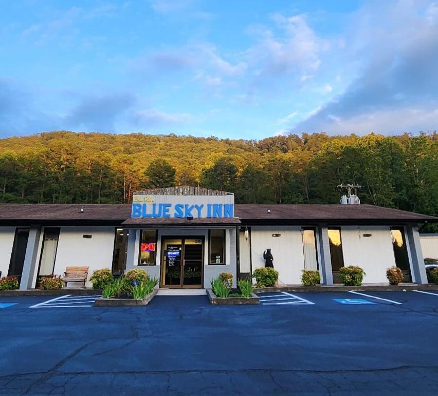 Blue Sky Inn- Complimentary Happy Hour Th-Sun, Veteran owned, Full Breakfast, Best green space, 1 mile from Blue Ridge, Fire Pit photo 3