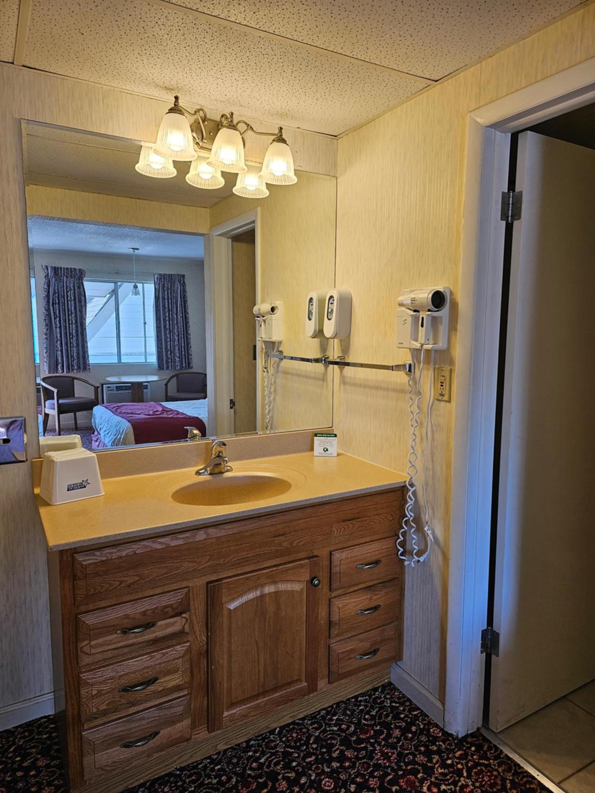 Travelodge by Wyndham Mackinaw City photo 42