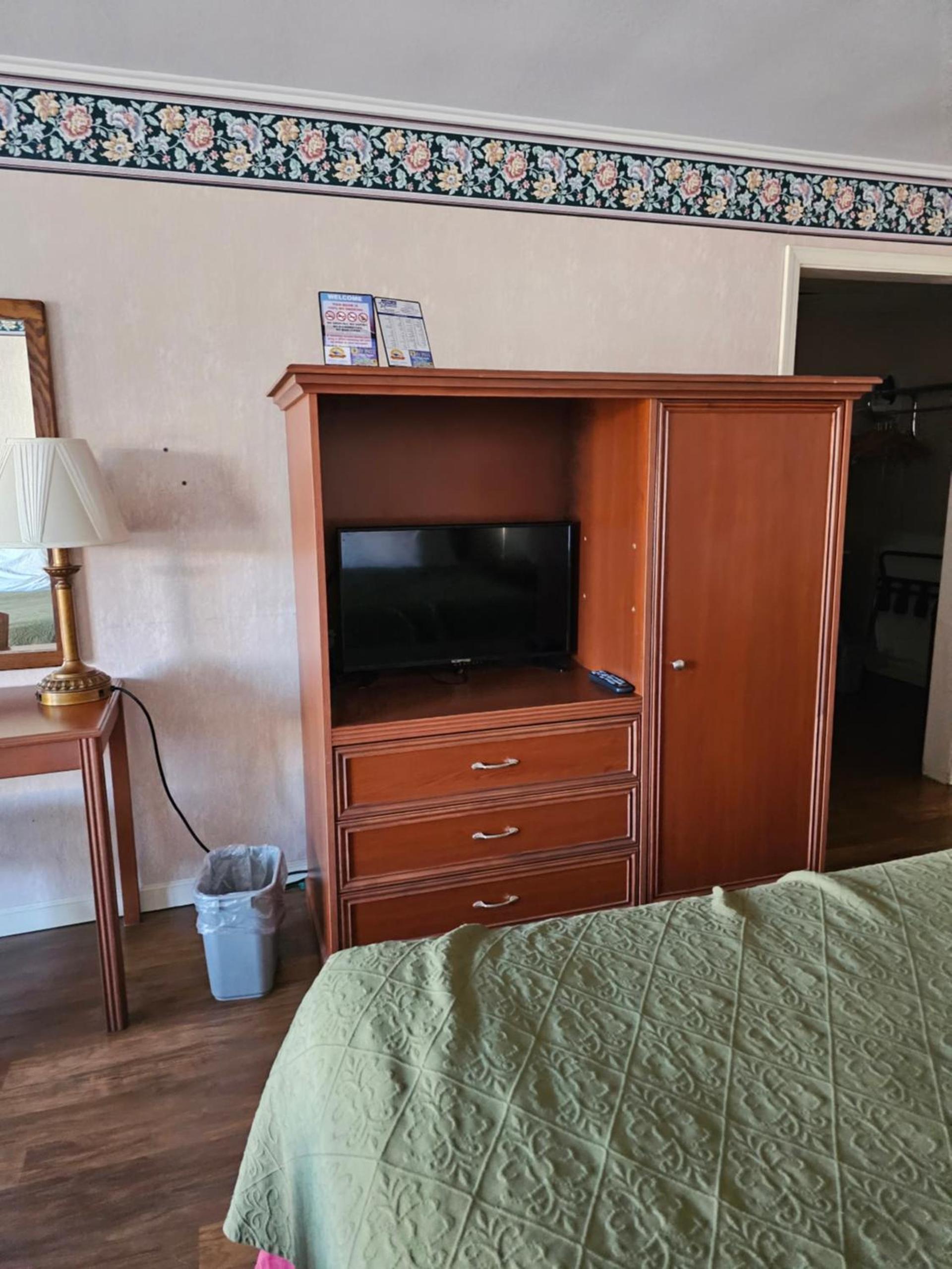 Travelodge by Wyndham Mackinaw City photo 35