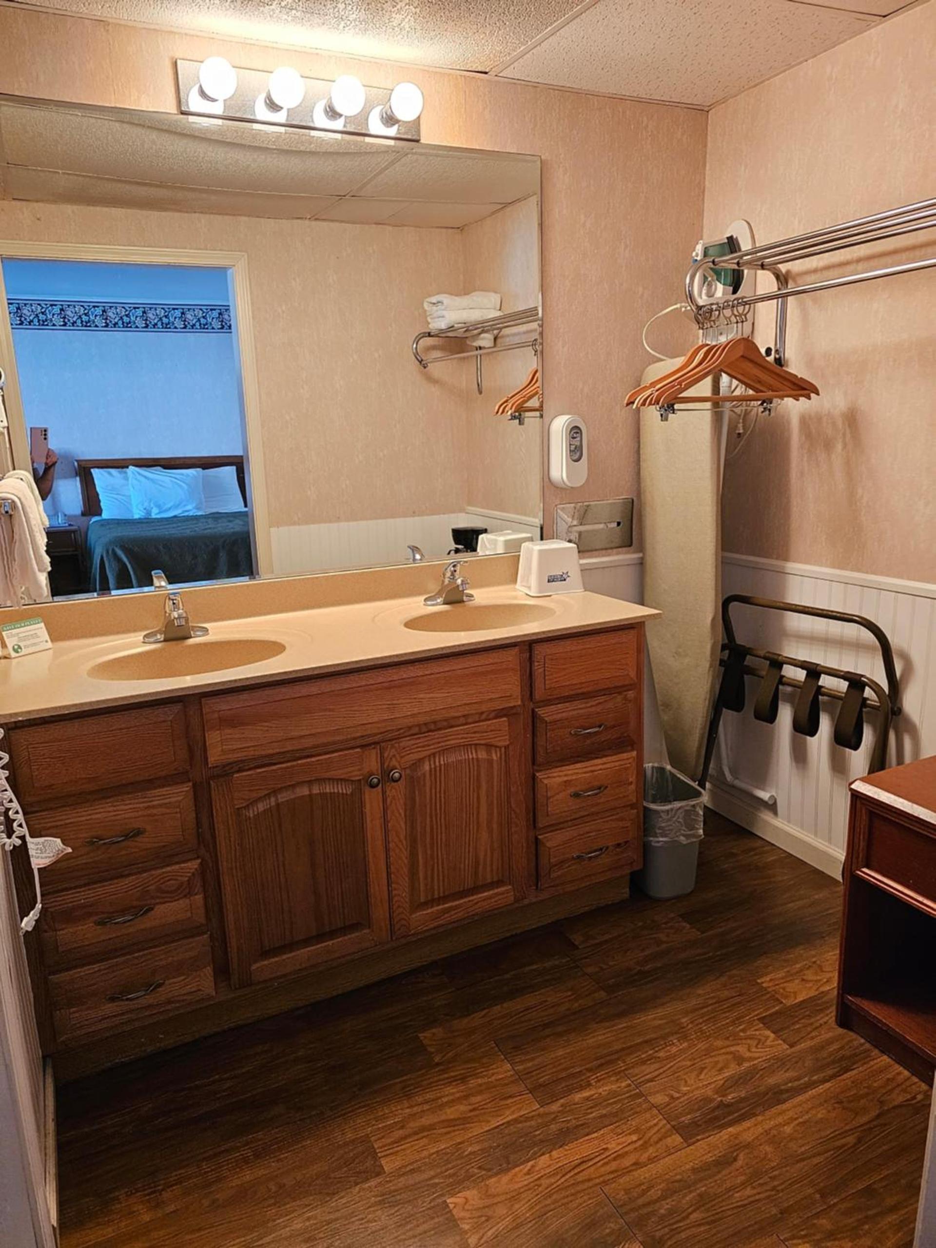 Travelodge by Wyndham Mackinaw City photo 43