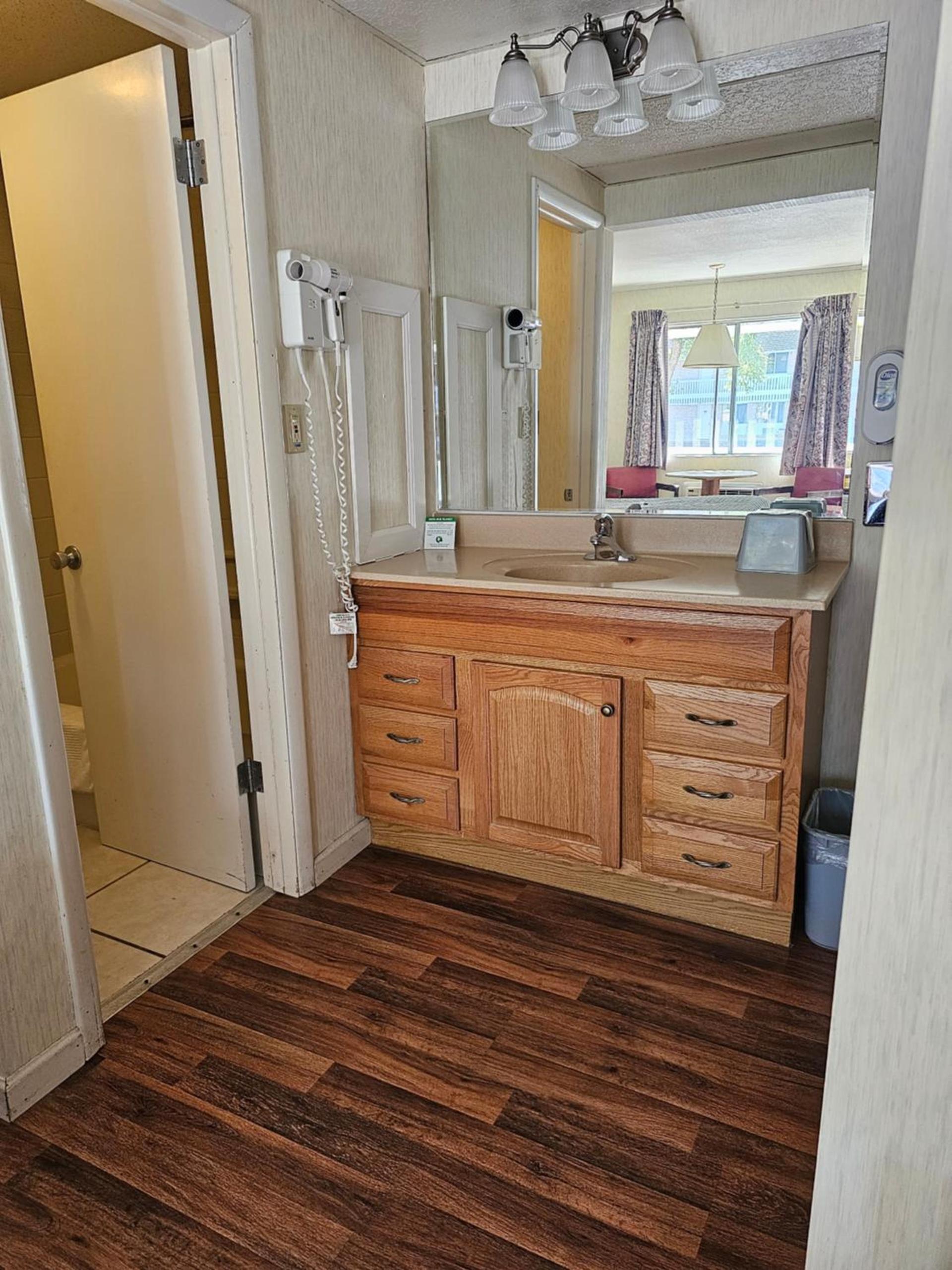 Travelodge by Wyndham Mackinaw City photo 52