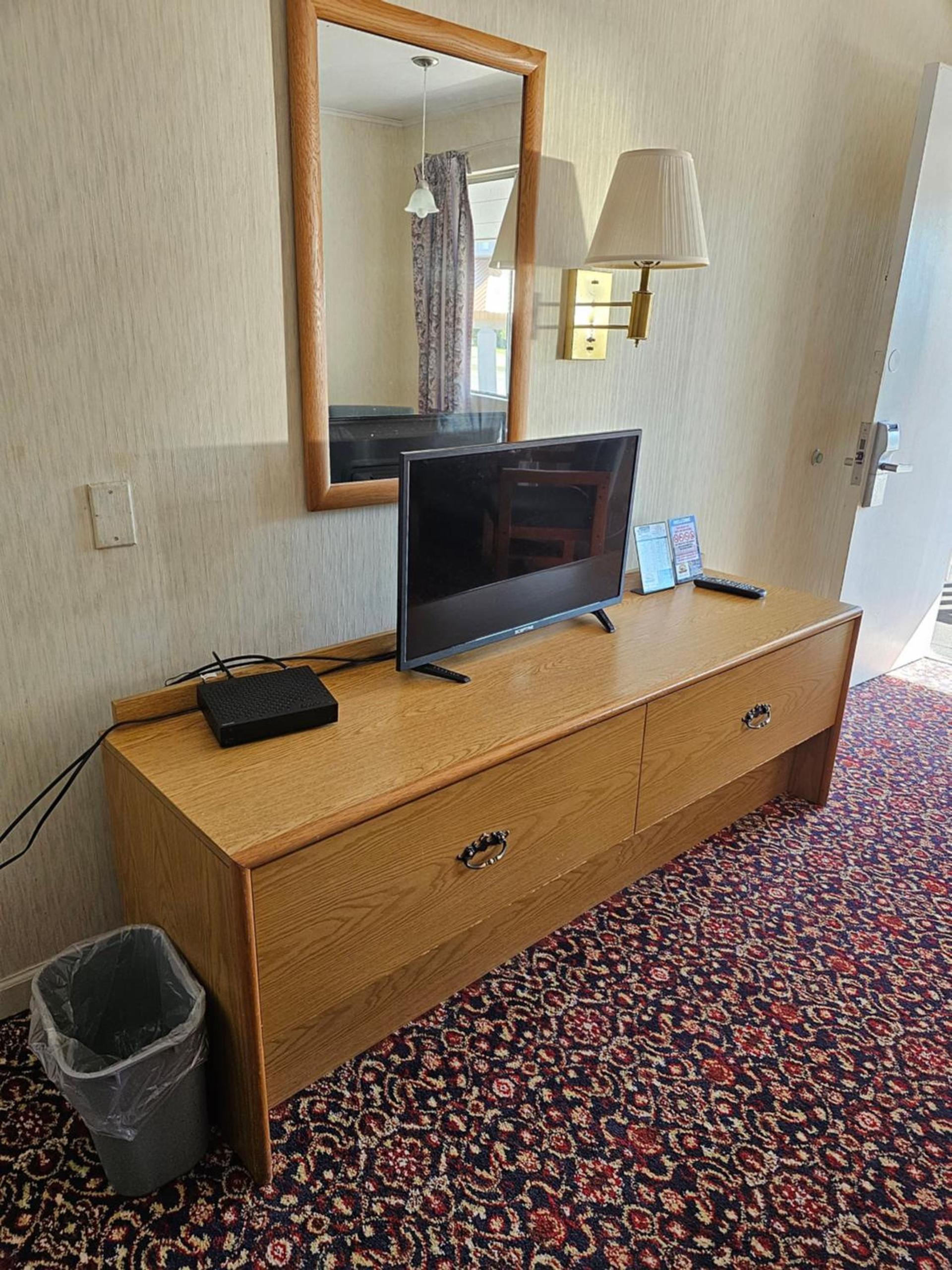 Travelodge by Wyndham Mackinaw City photo 54