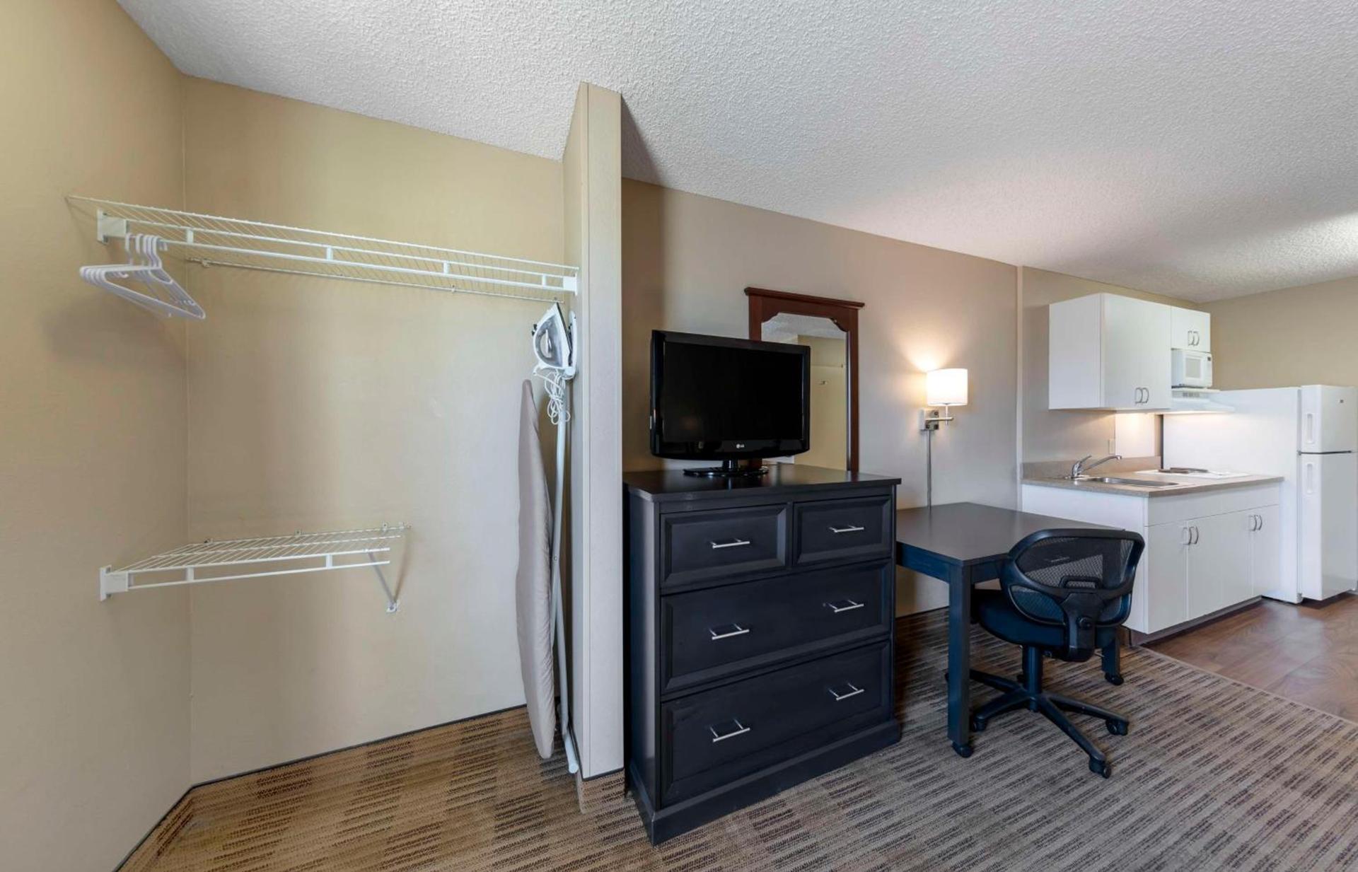 Extended Stay America Suites - Orange County - Katella Ave photo 11