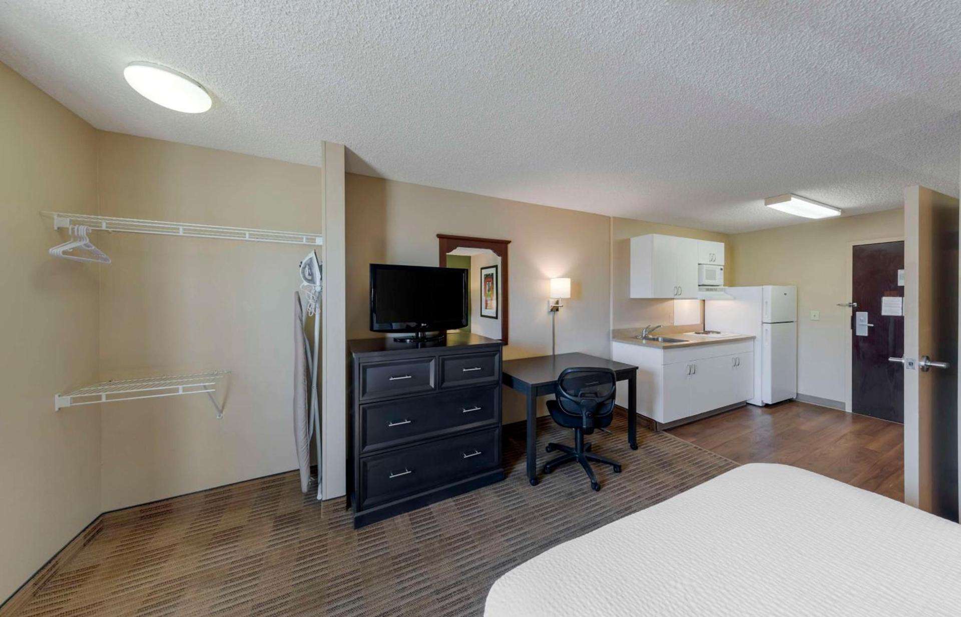 Extended Stay America Suites - Orange County - Katella Ave photo 13