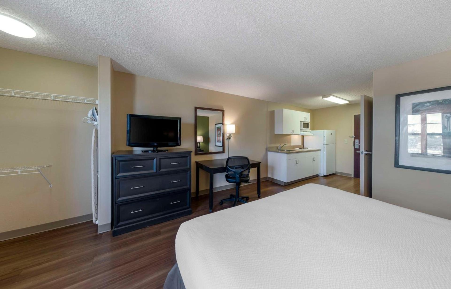 Extended Stay America Suites - Orange County - Katella Ave photo 18