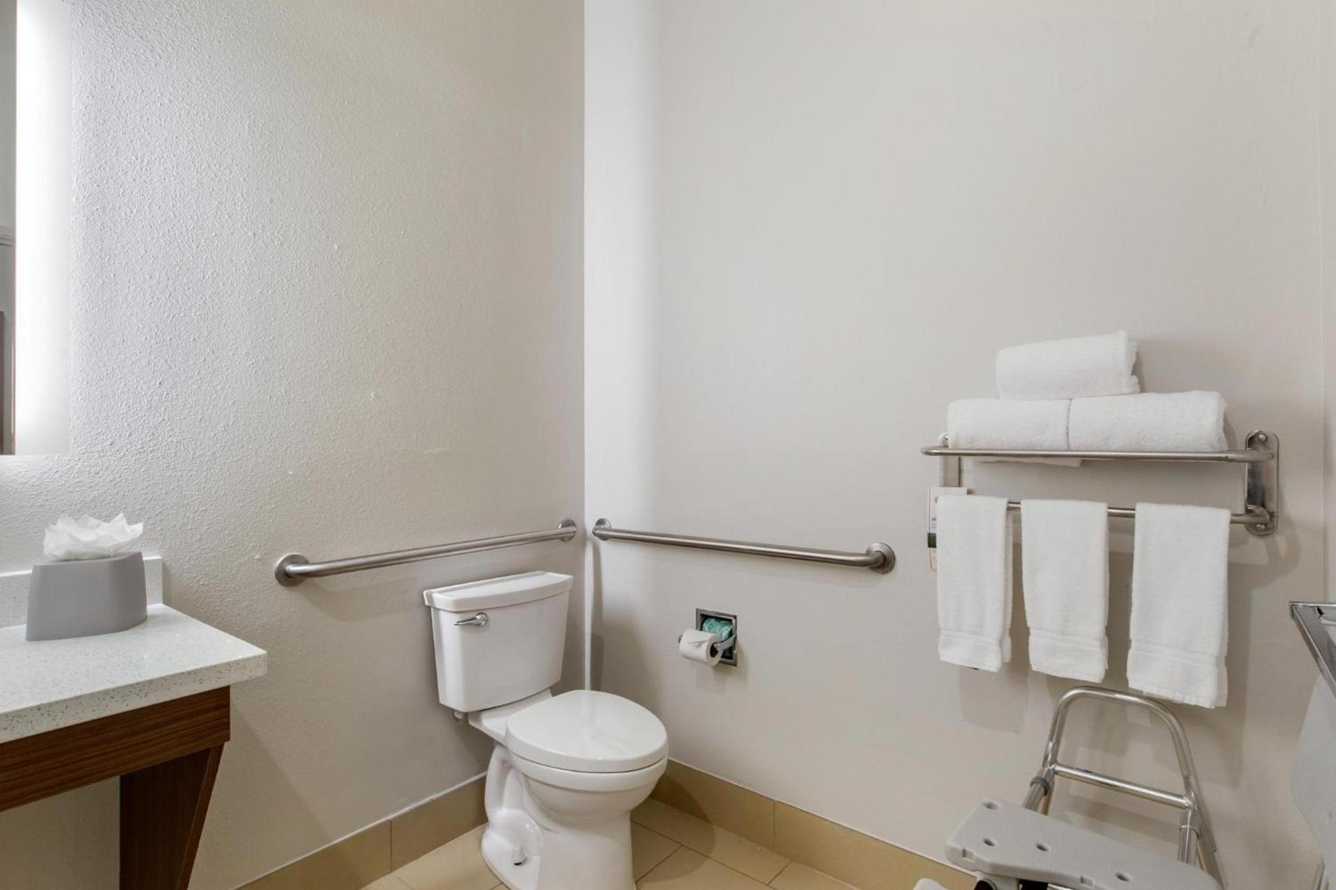 Holiday Inn Express Houston-Alvin by IHG photo 57