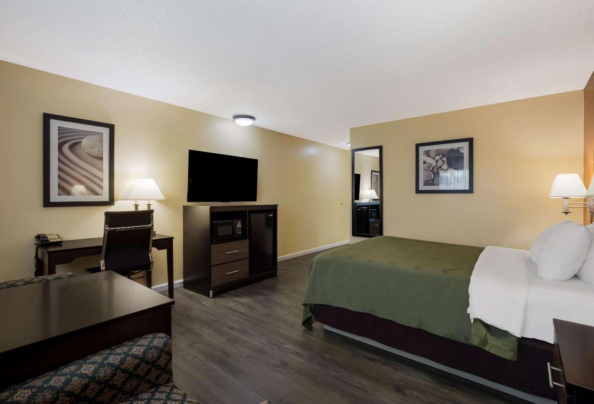 Quality Inn & Suites Medford Airport photo 9