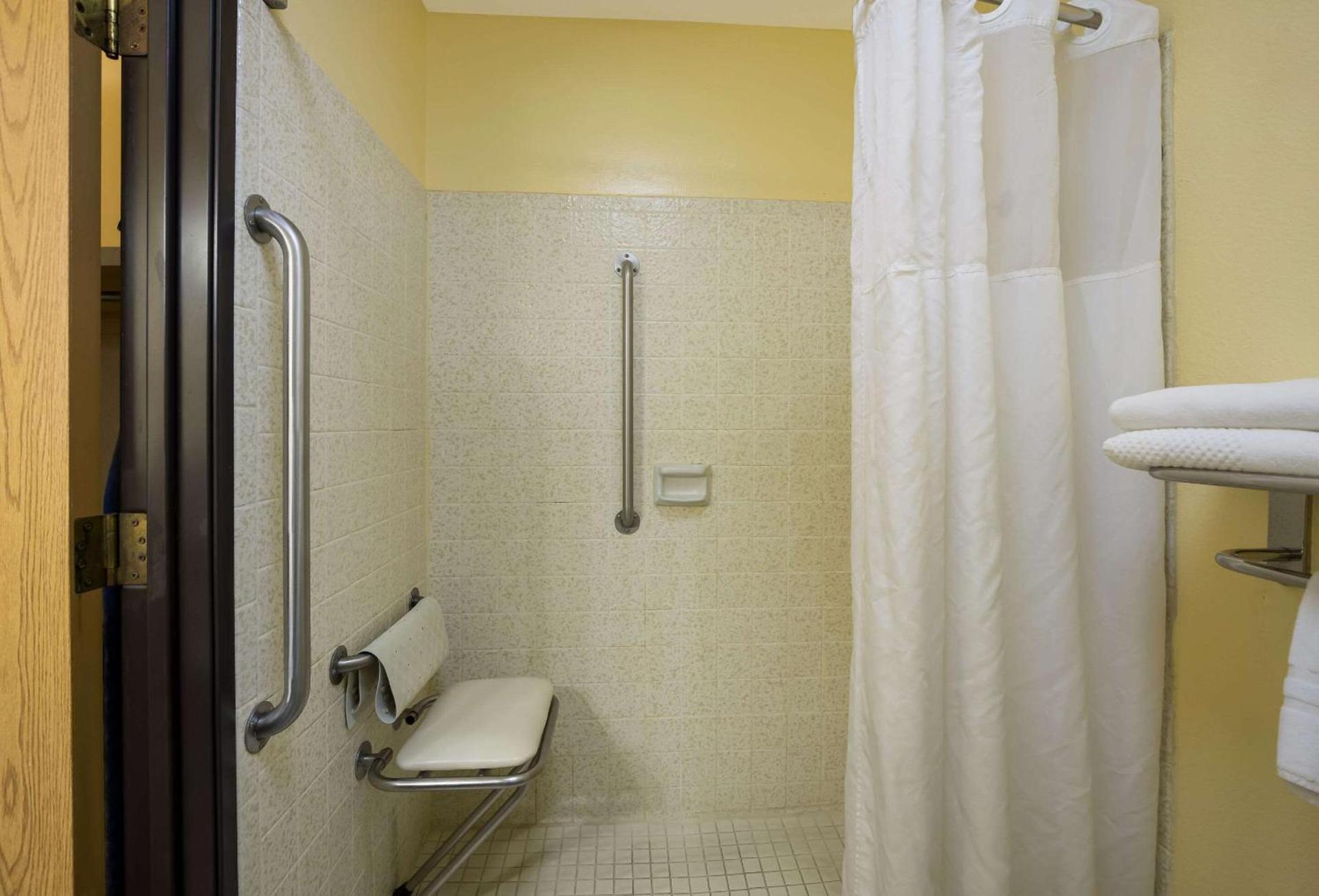 Quality Inn & Suites Medford Airport photo 10