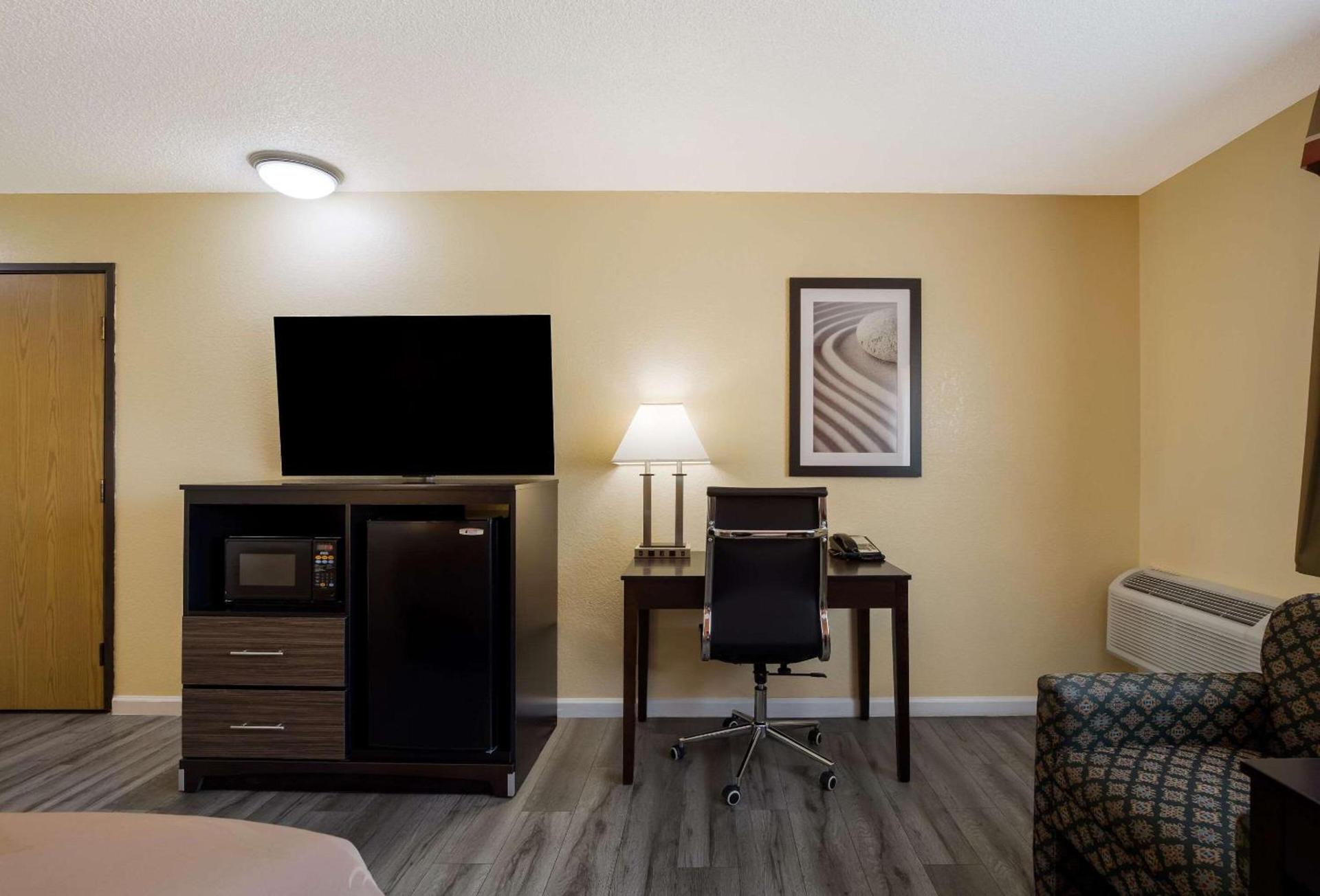 Quality Inn & Suites Medford Airport photo 13