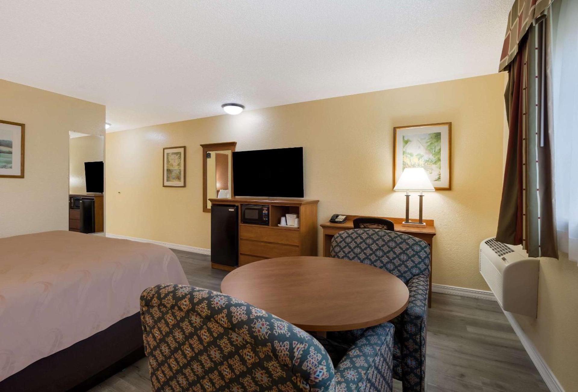 Quality Inn & Suites Medford Airport photo 16