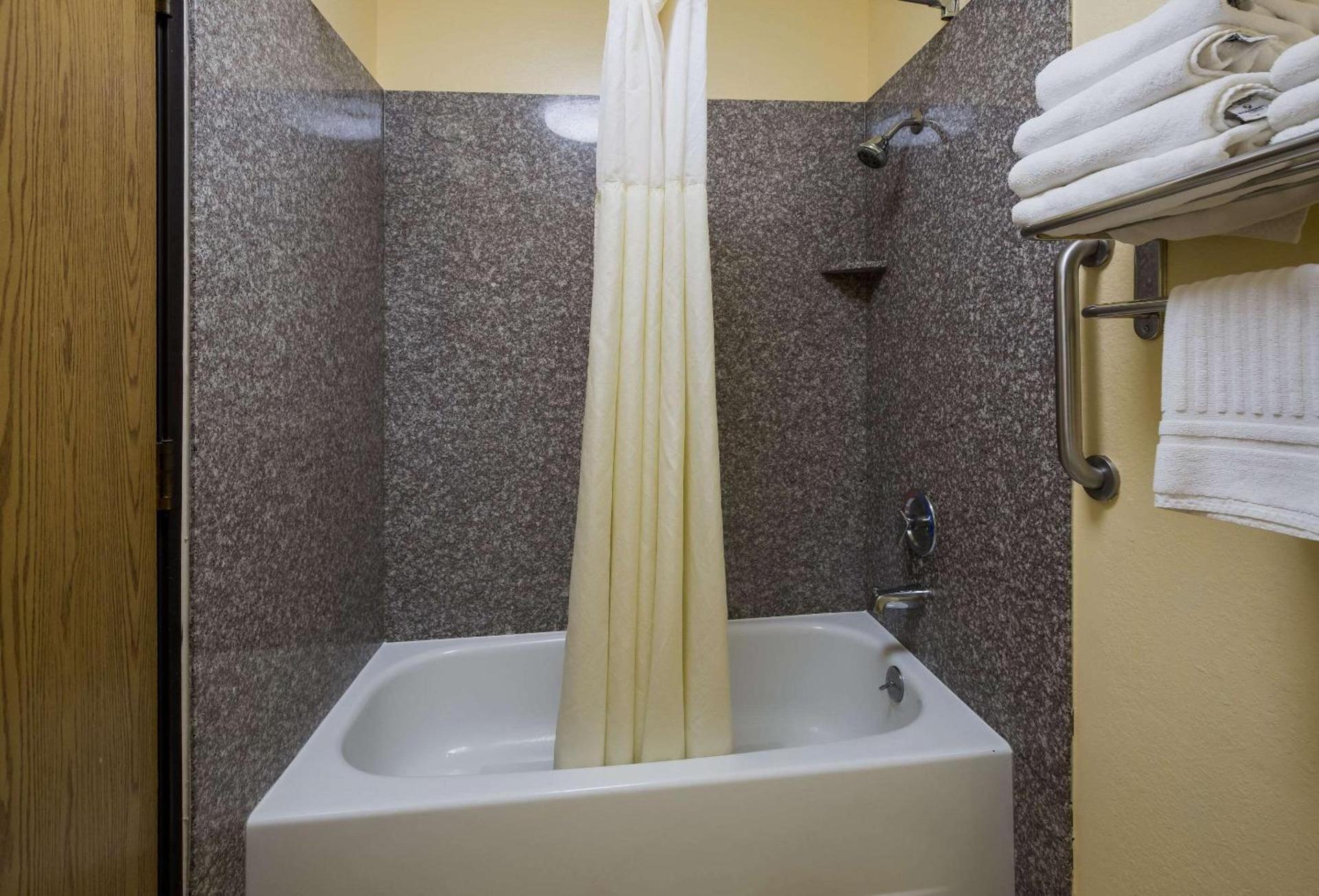 Quality Inn & Suites Medford Airport photo 19