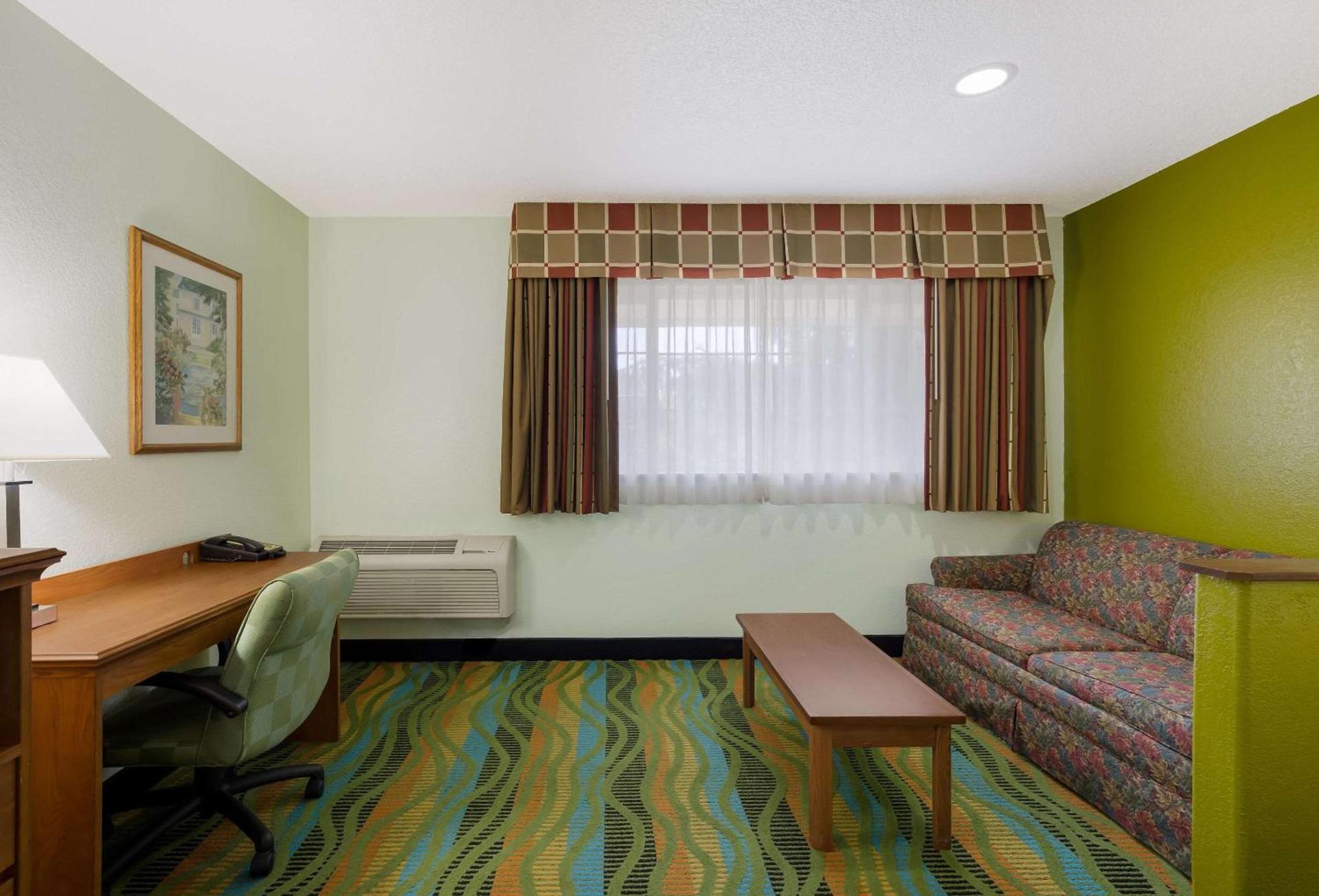 Quality Inn & Suites Medford Airport photo 22