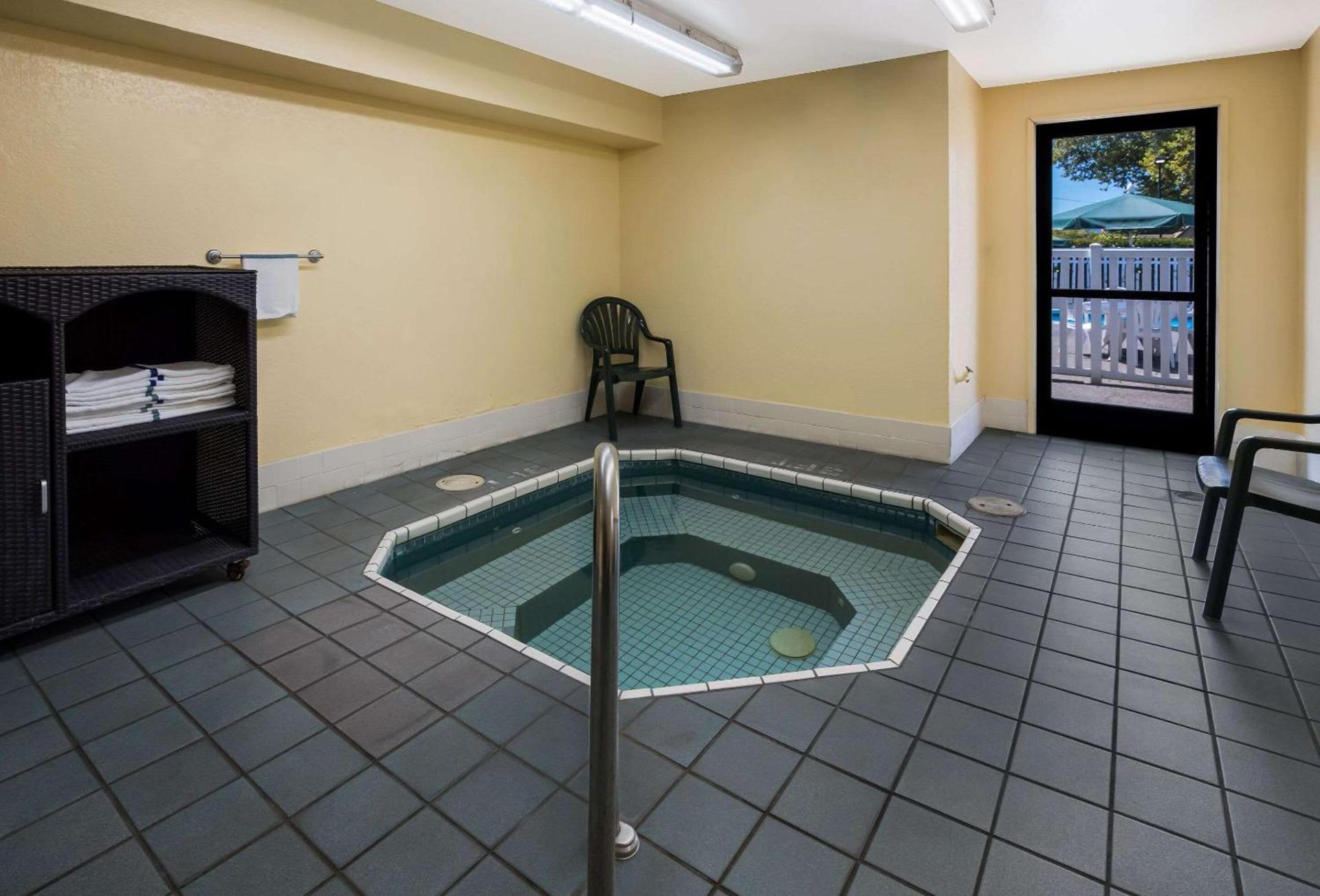 Quality Inn & Suites Medford Airport photo 23