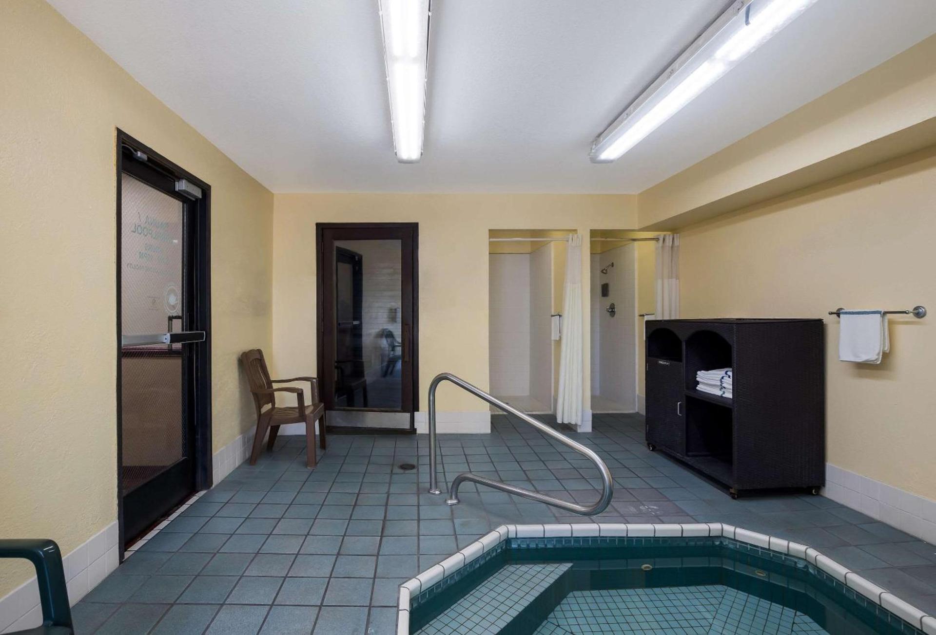 Quality Inn & Suites Medford Airport photo 24