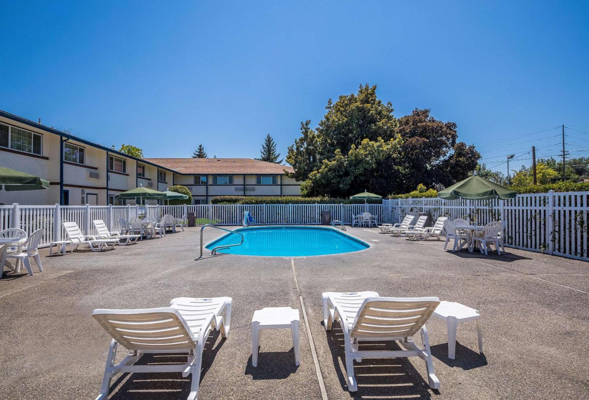 Quality Inn & Suites Medford Airport photo 25