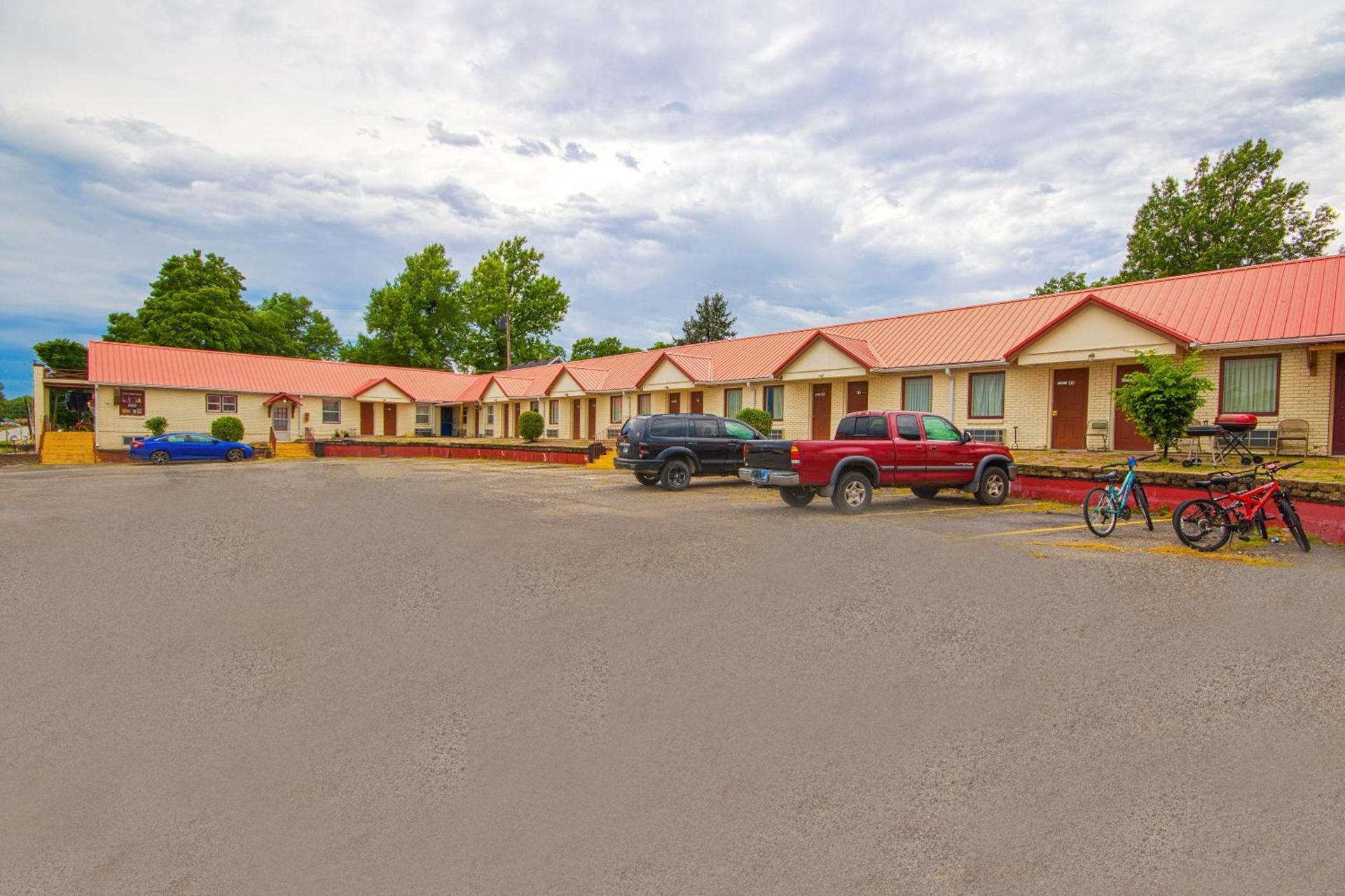 Sunflower Motel Hiawatha By OYO photo 4
