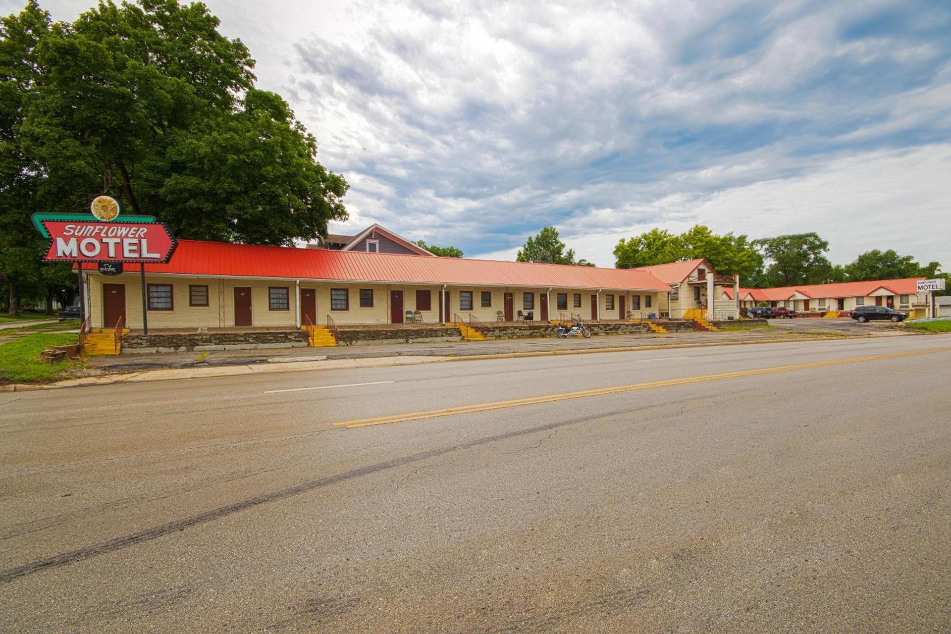 Sunflower Motel Hiawatha By OYO photo 1