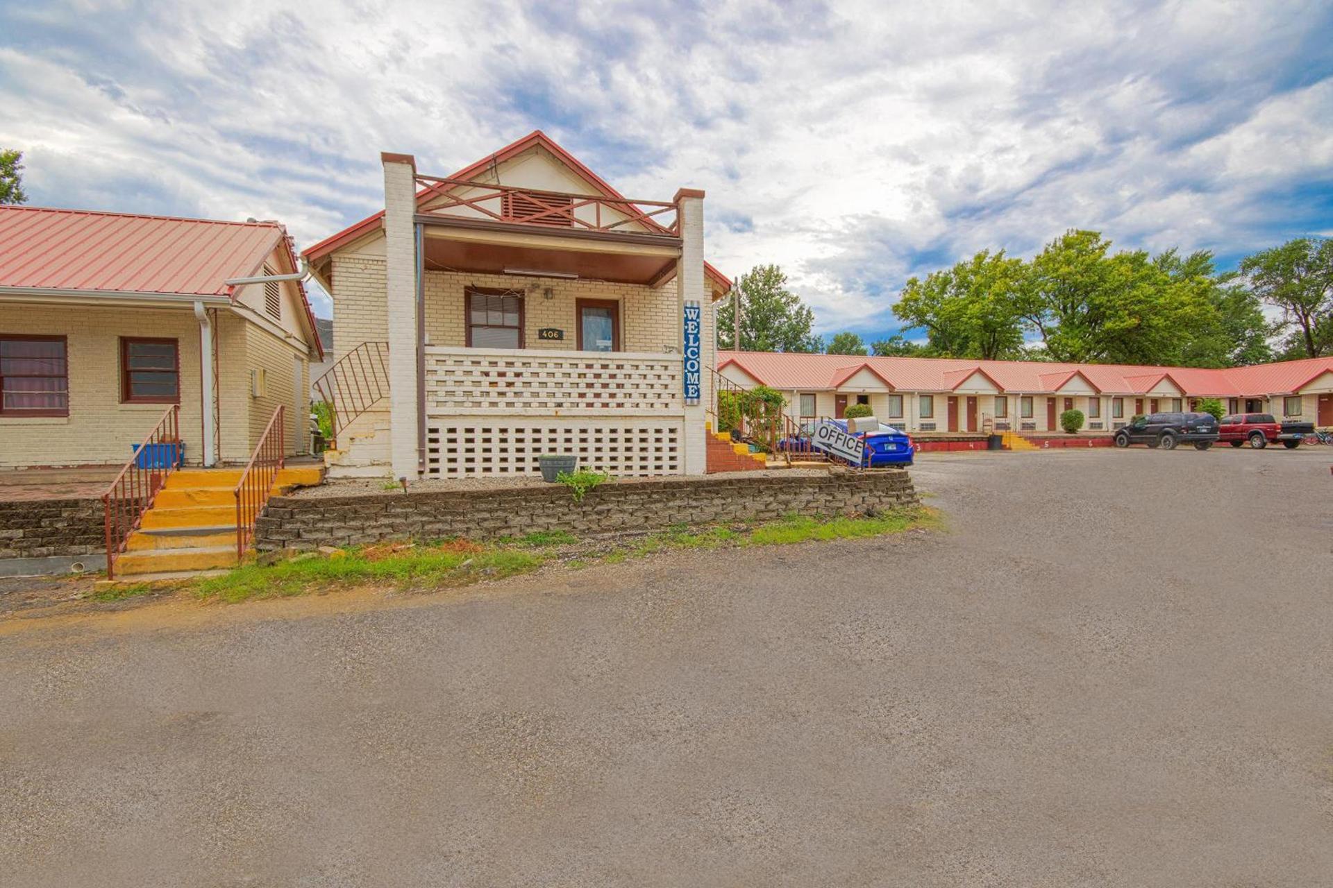 Sunflower Motel Hiawatha By OYO photo 3
