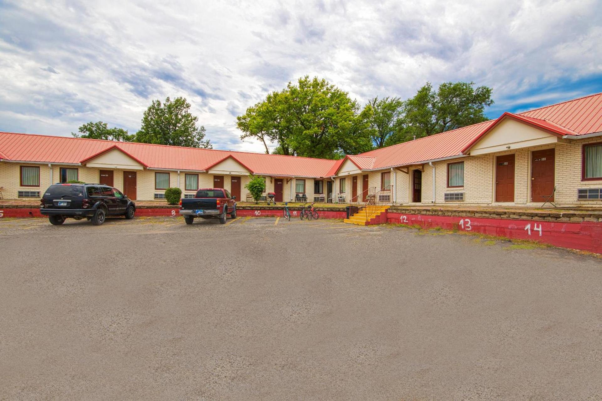 Sunflower Motel Hiawatha By OYO photo 8