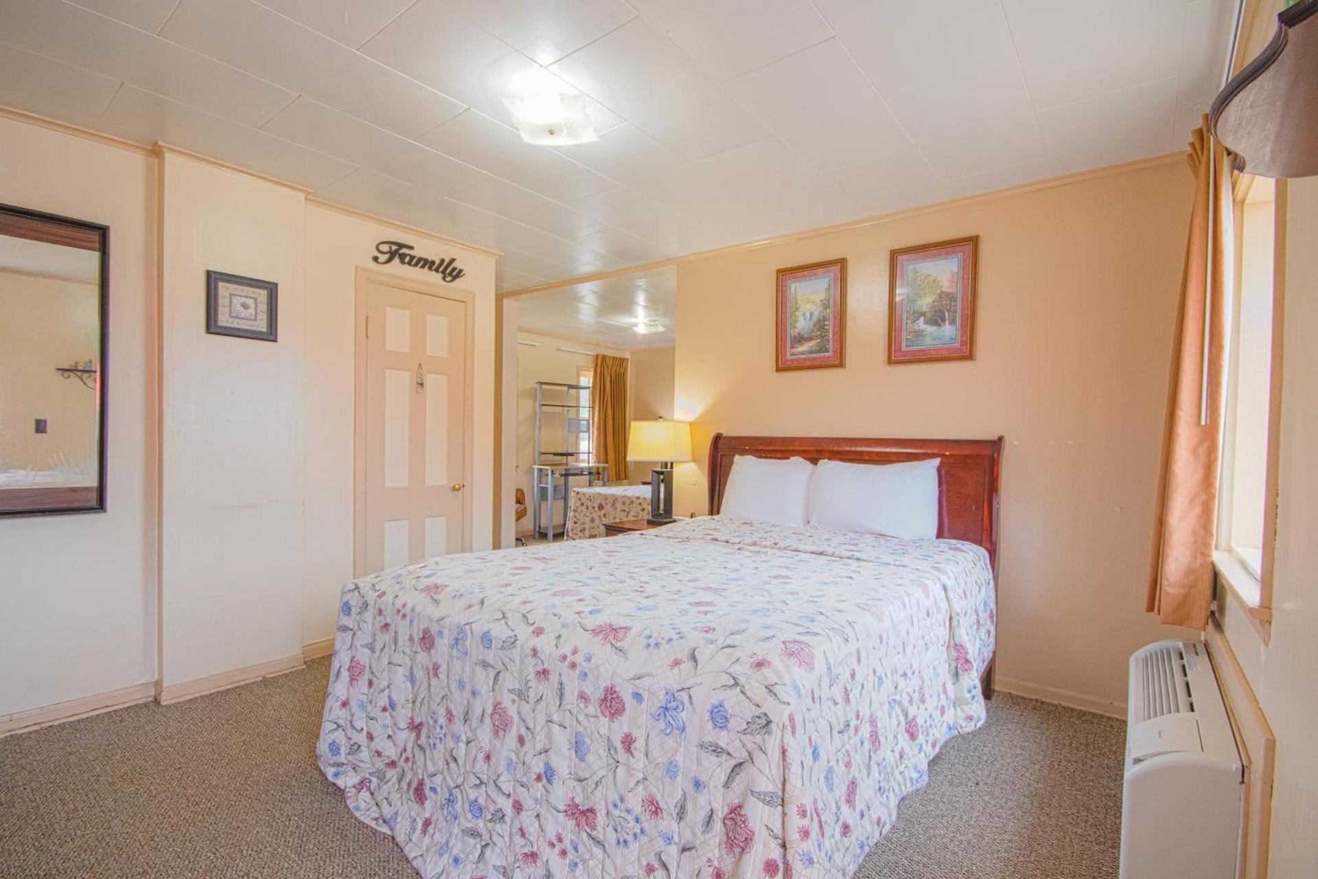 Sunflower Motel Hiawatha By OYO photo 5