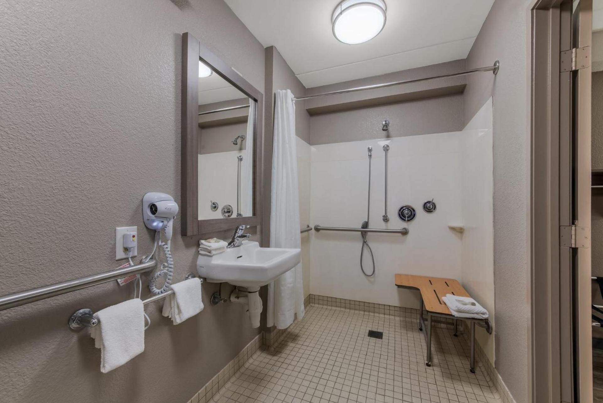 Red Roof Inn Hickory photo 35