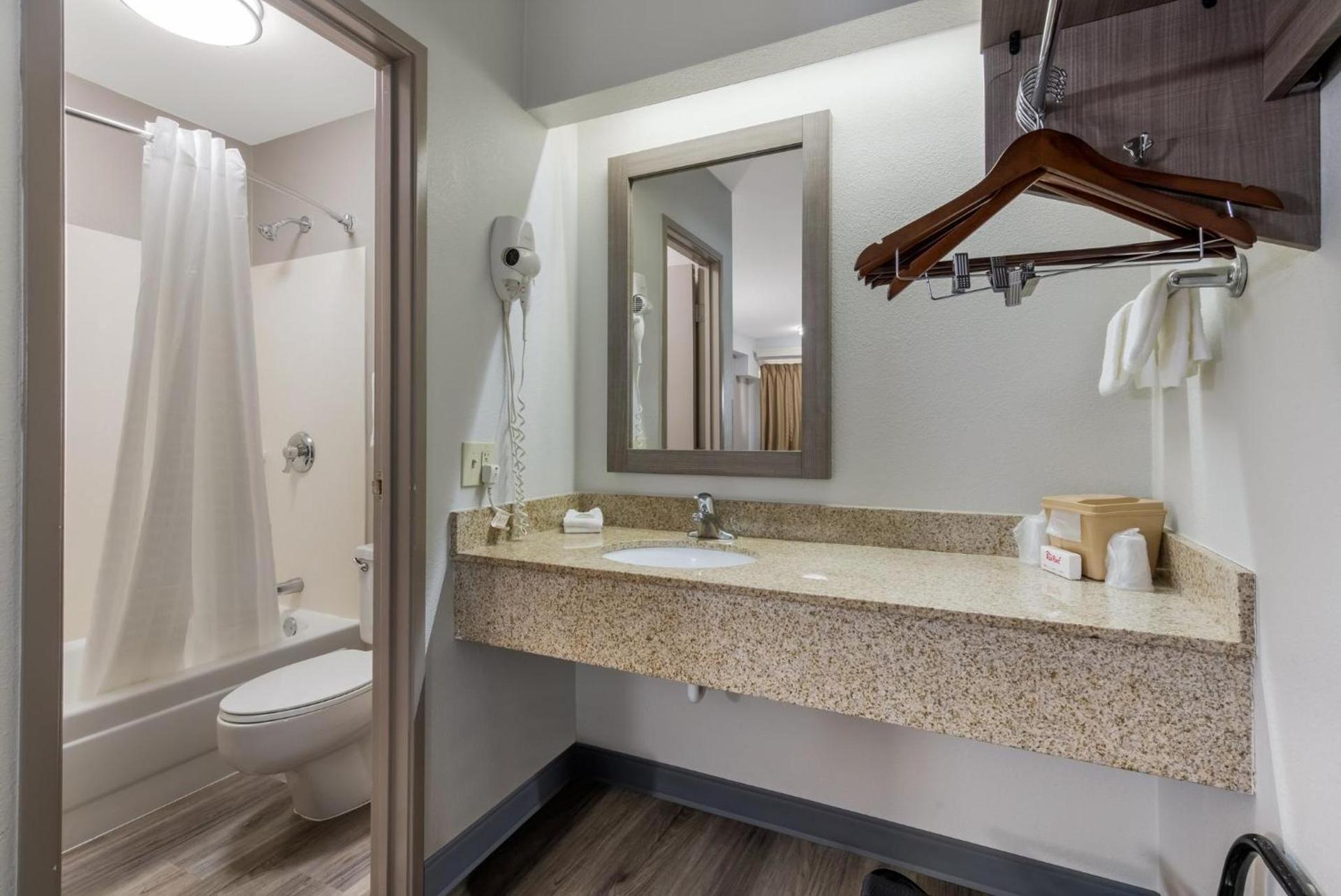 Red Roof Inn Hickory photo 31