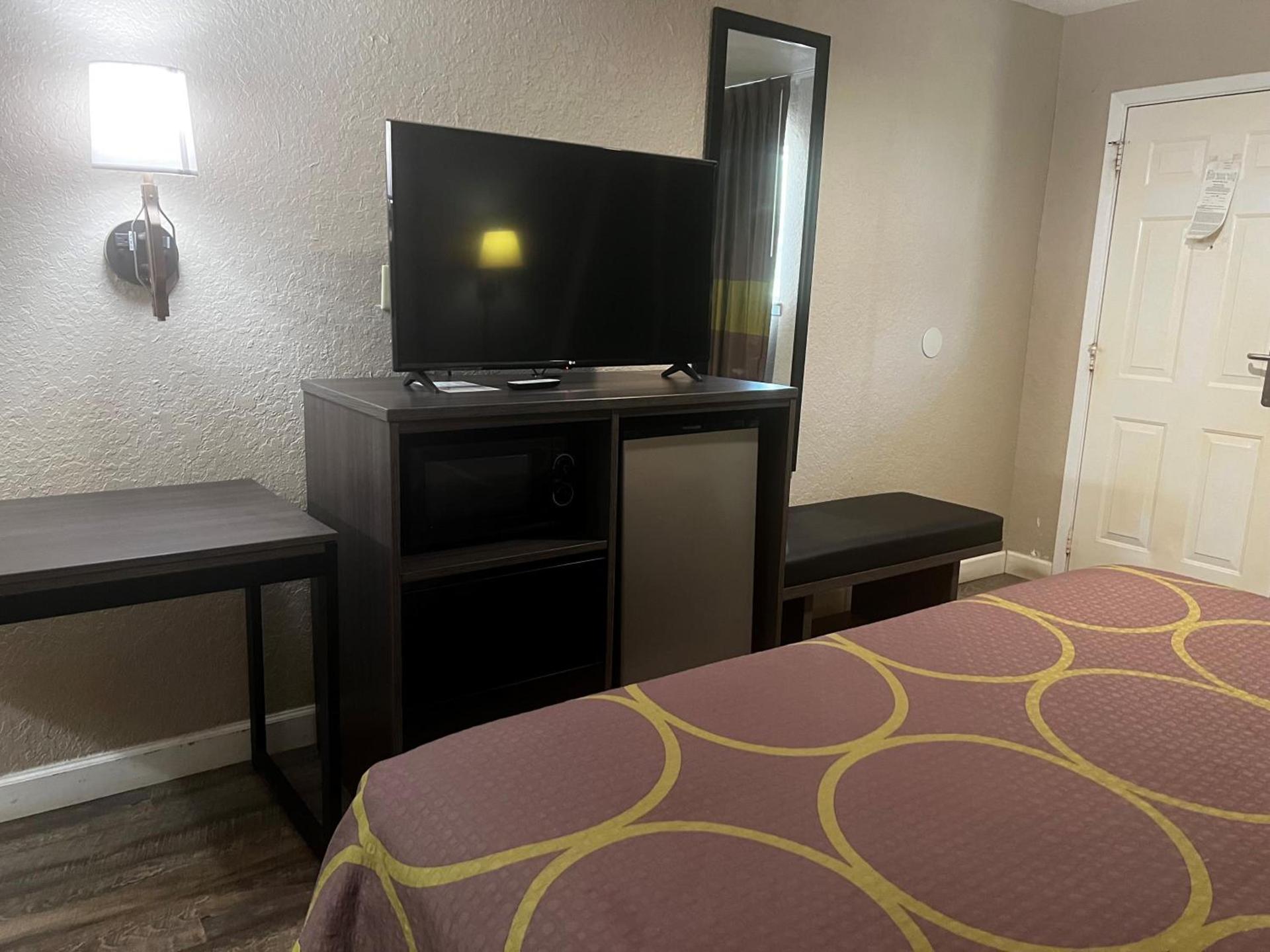 Super 8 by Wyndham La Marque TX/Texas City Area photo 16