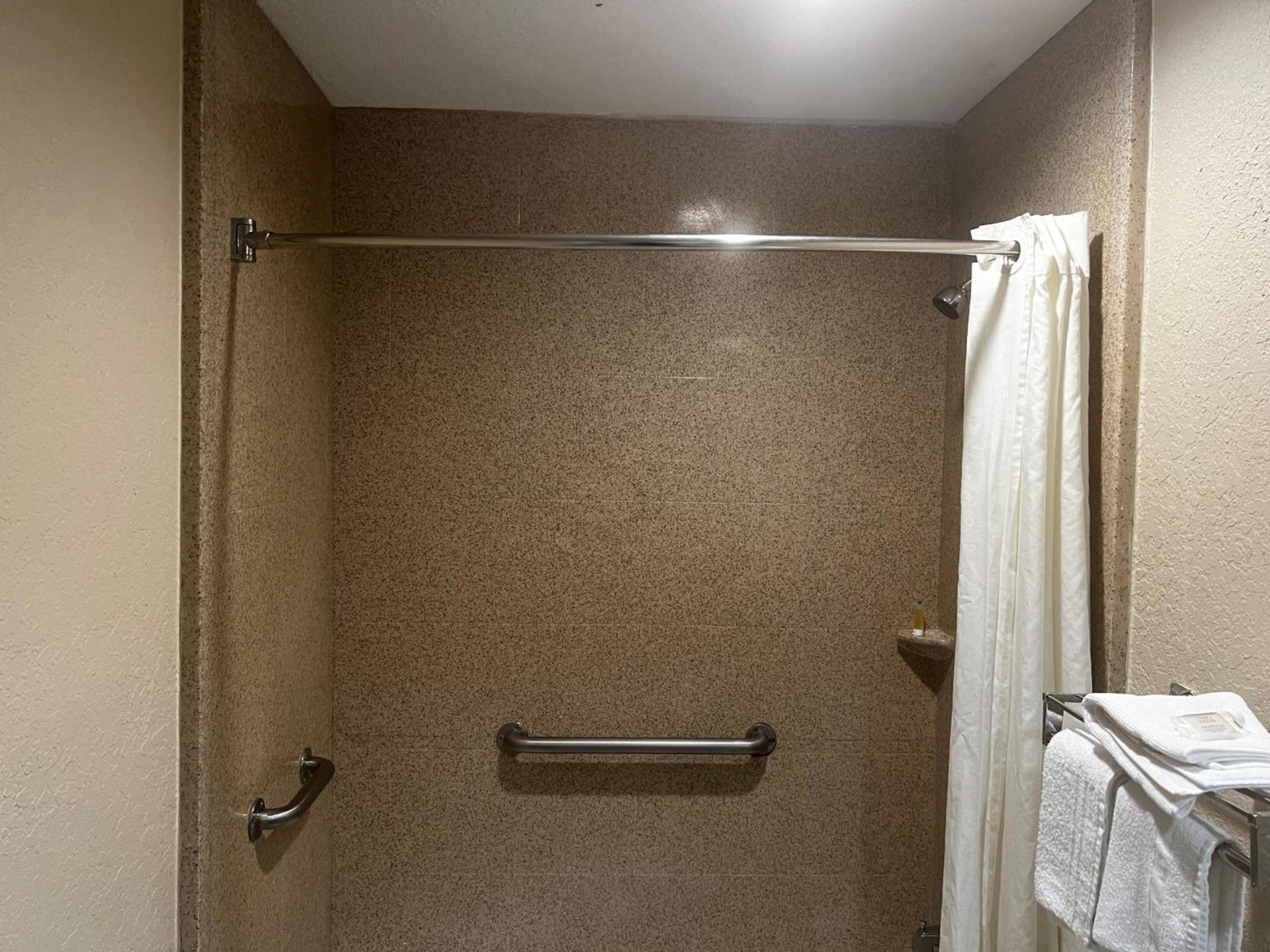 Super 8 by Wyndham La Marque TX/Texas City Area photo 5