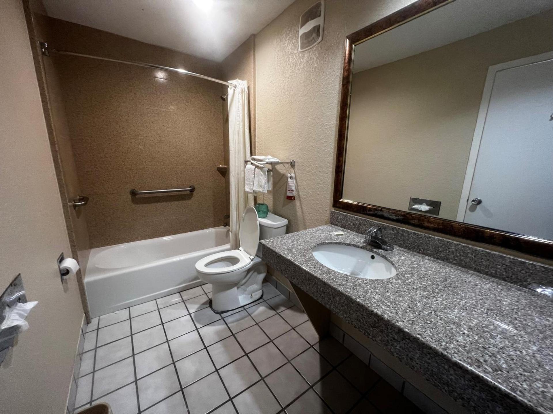 Super 8 by Wyndham La Marque TX/Texas City Area photo 4