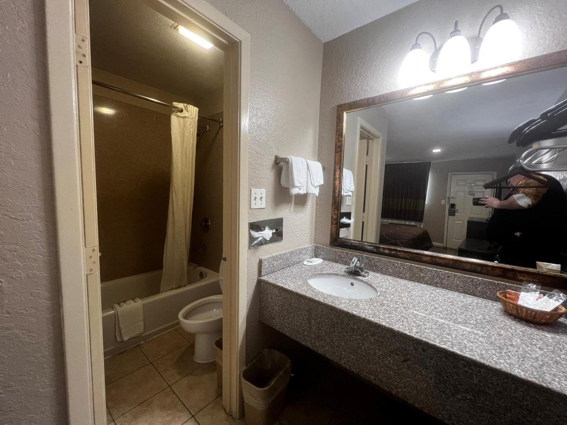 Super 8 by Wyndham La Marque TX/Texas City Area photo 3