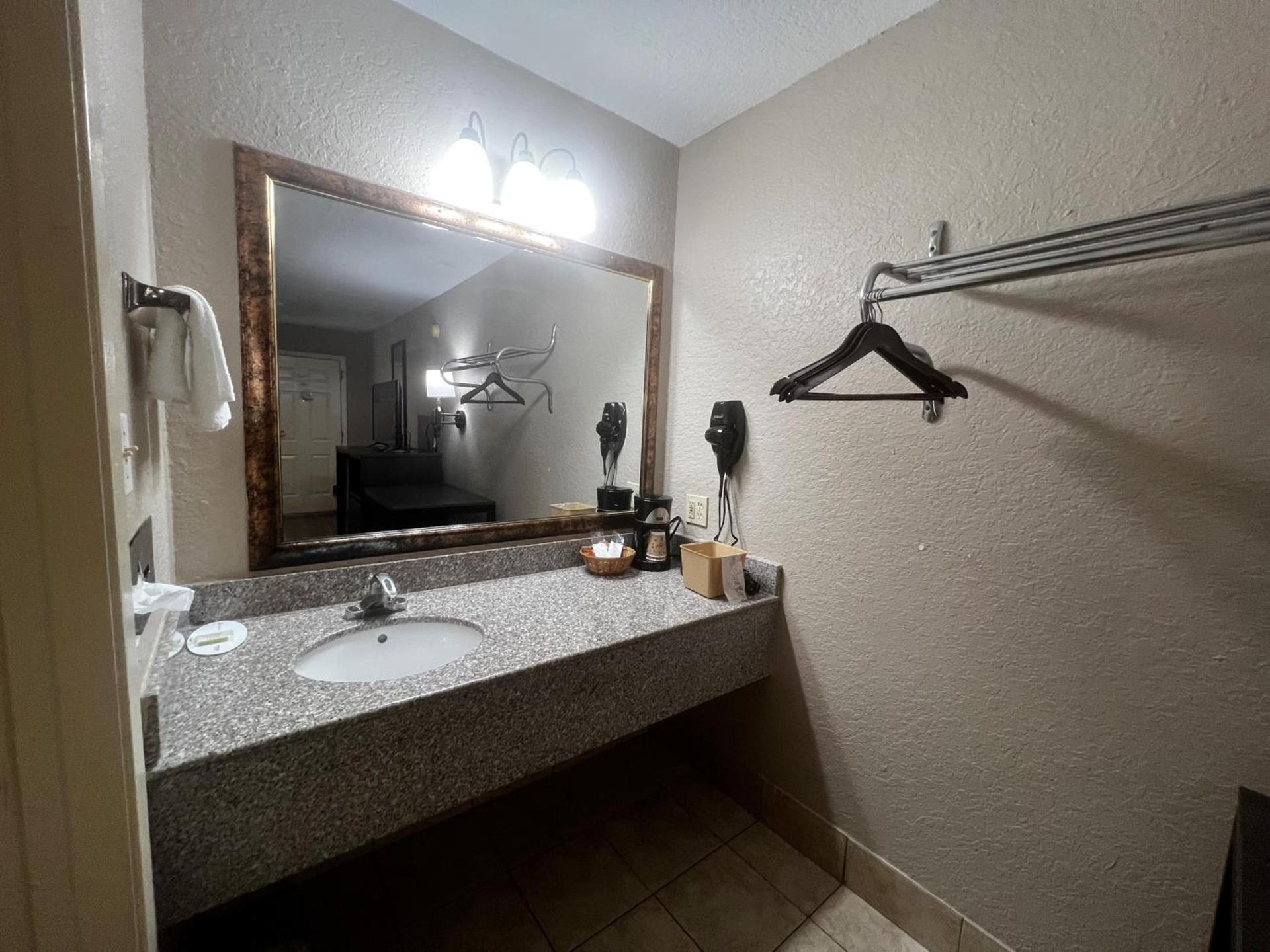 Super 8 by Wyndham La Marque TX/Texas City Area photo 2