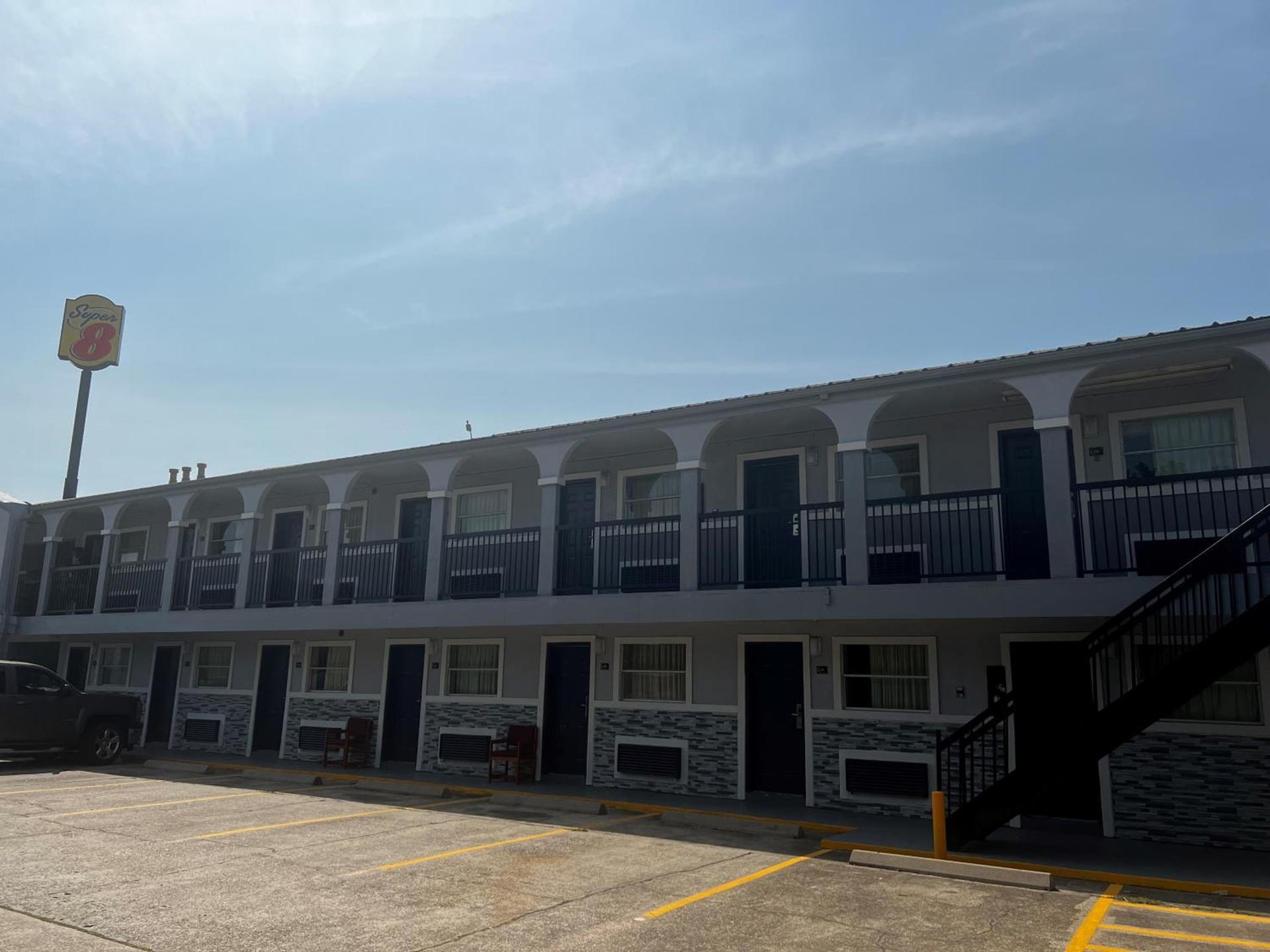 Super 8 by Wyndham La Marque TX/Texas City Area photo 20