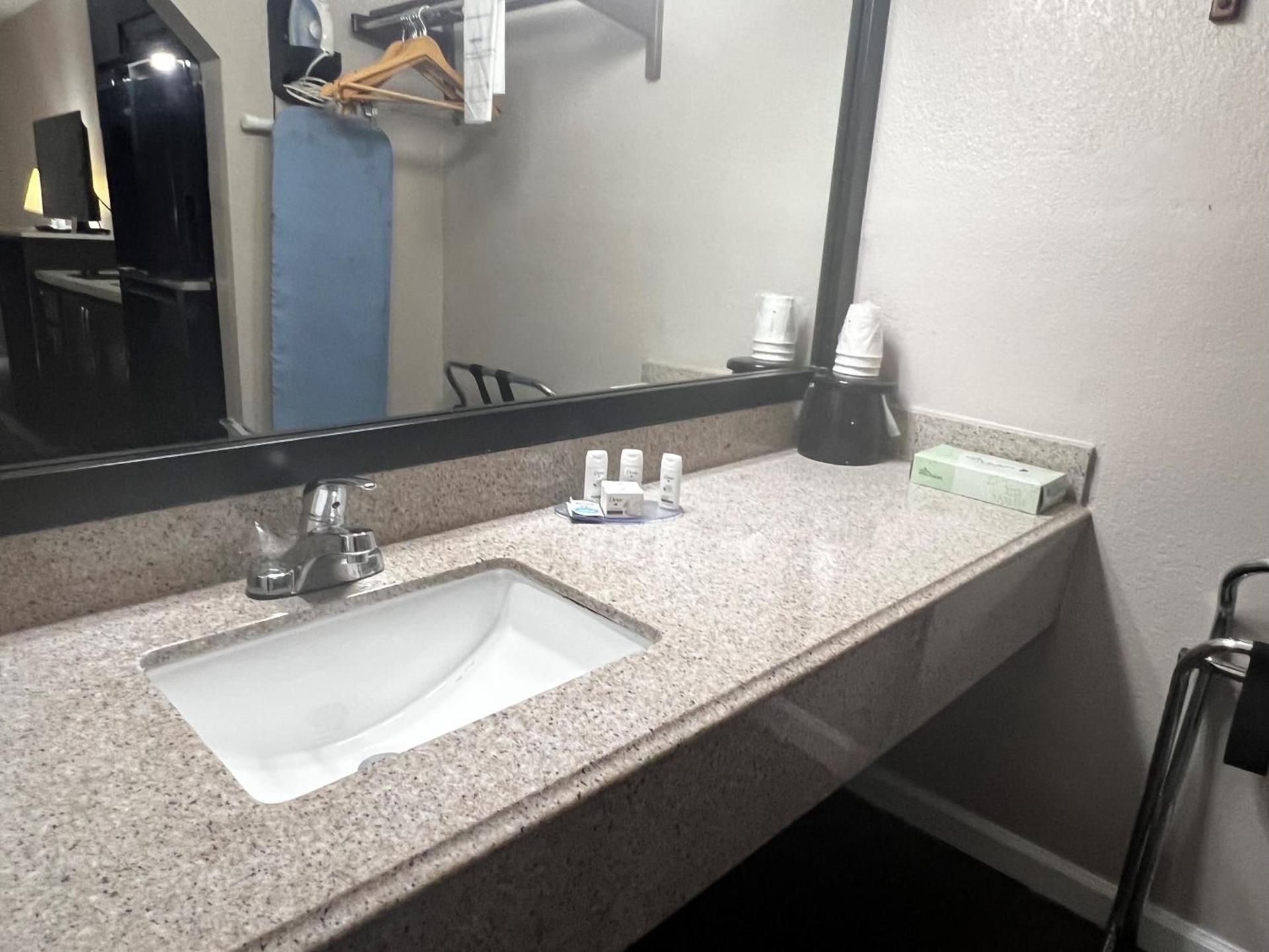 Baymont by Wyndham Port Arthur - Groves Area photo 19