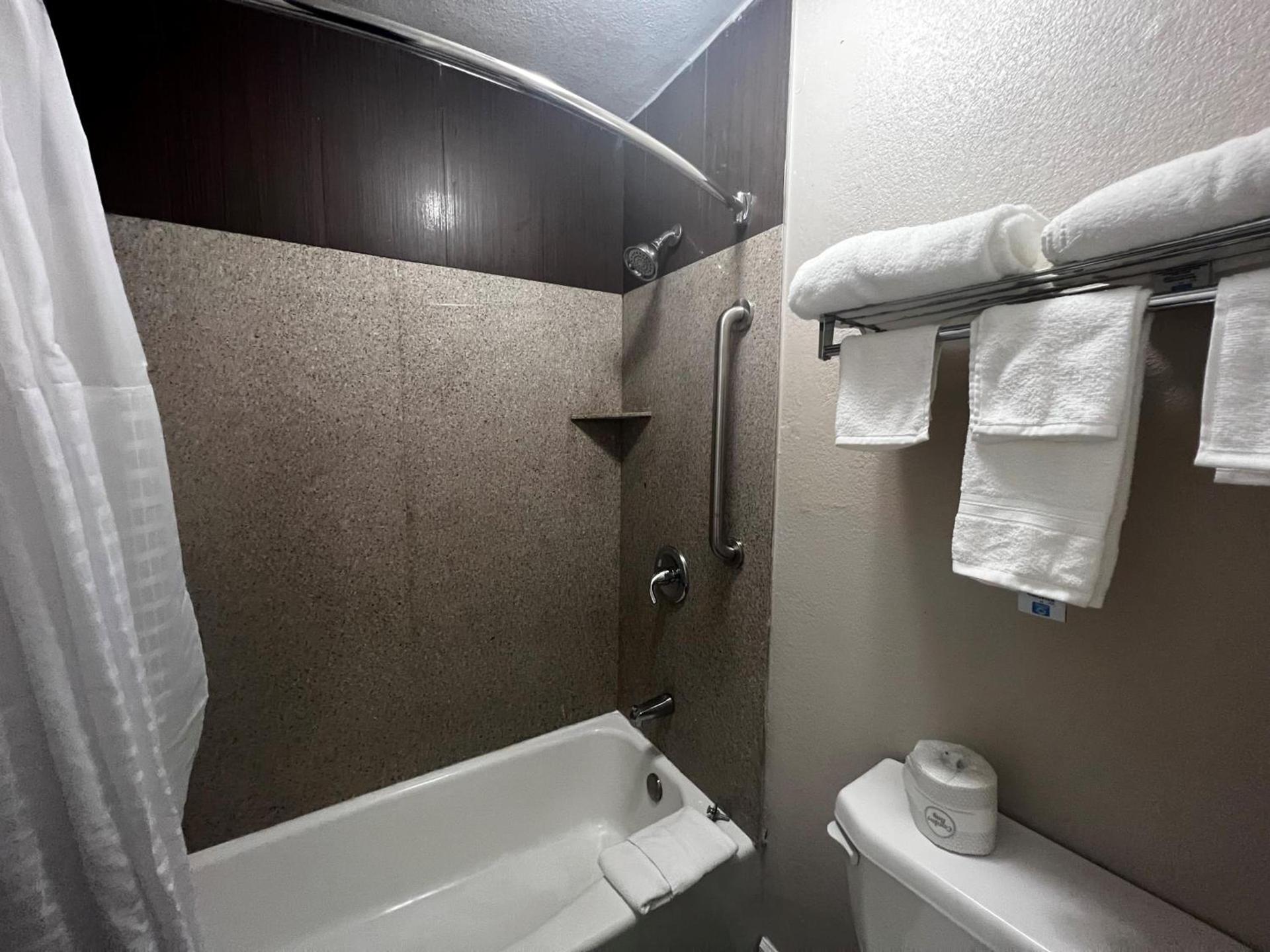 Baymont by Wyndham Port Arthur - Groves Area photo 20