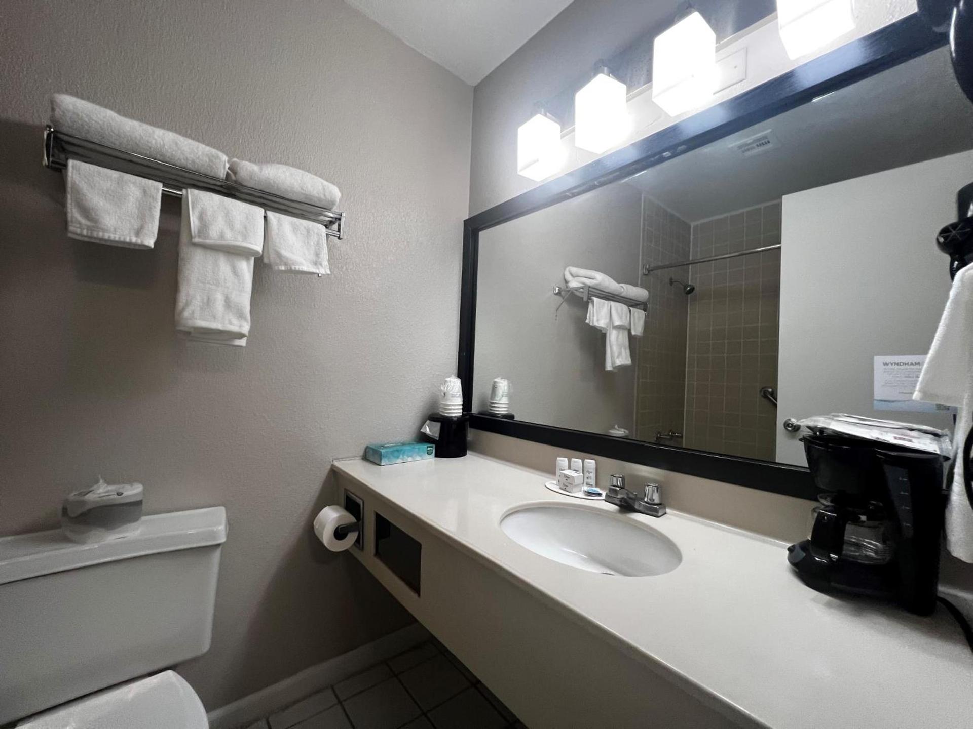 Baymont by Wyndham Port Arthur - Groves Area photo 29
