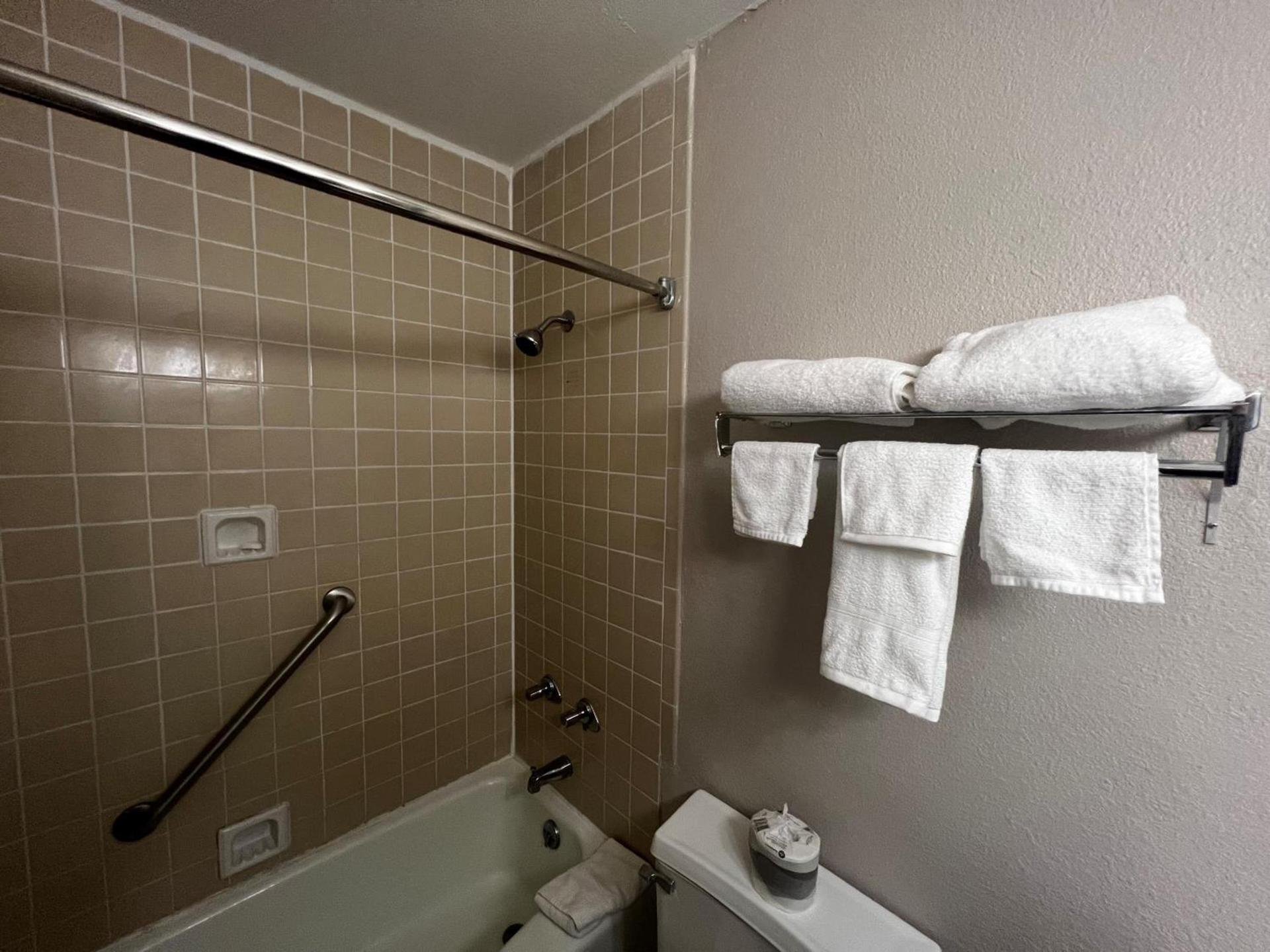 Baymont by Wyndham Port Arthur - Groves Area photo 30