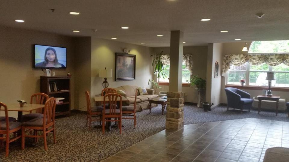 Microtel Inn & Suites by Wyndham Hazelton/Bruceton Mills photo 10