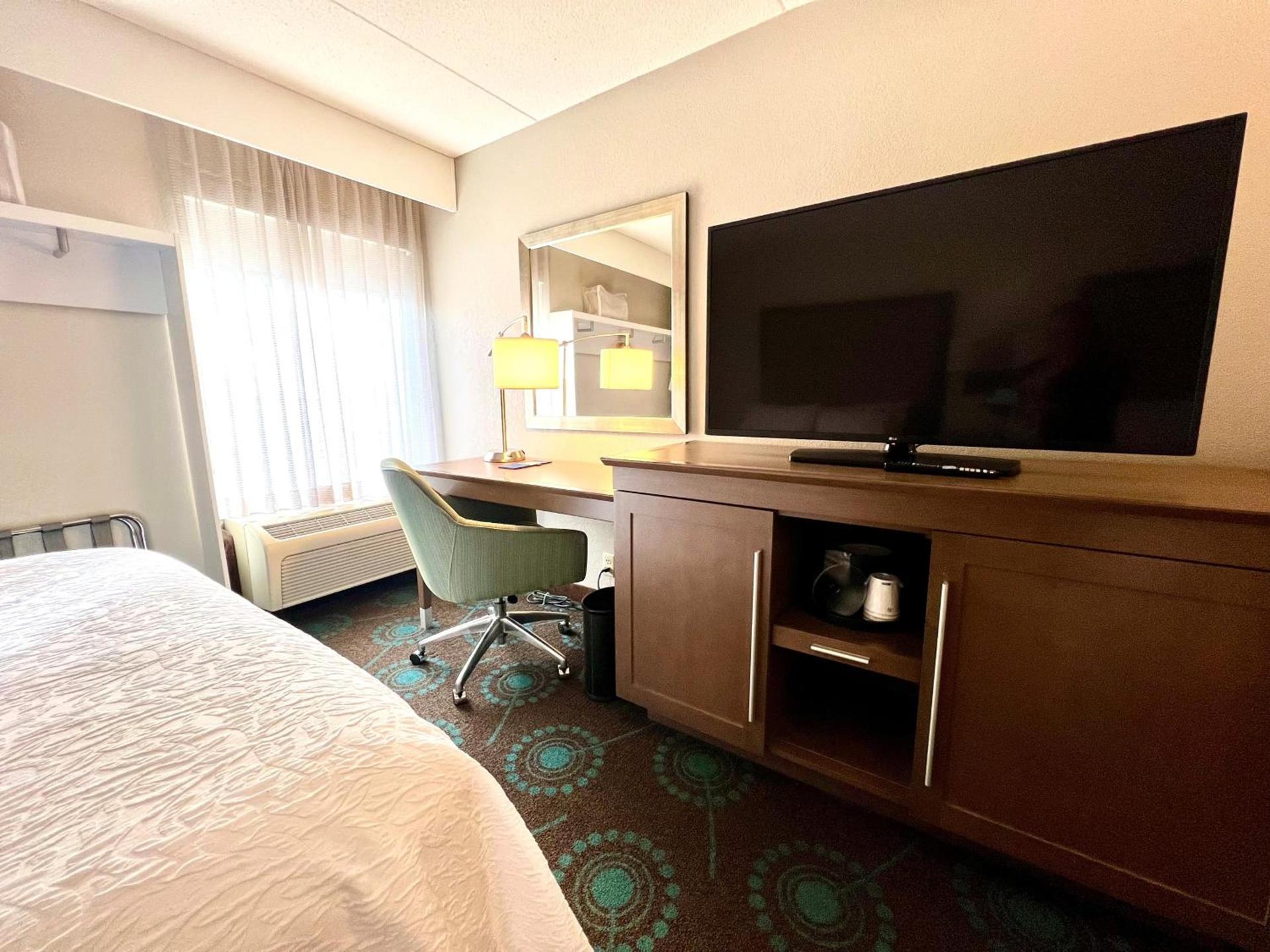 Hampton Inn Bloomington photo 32