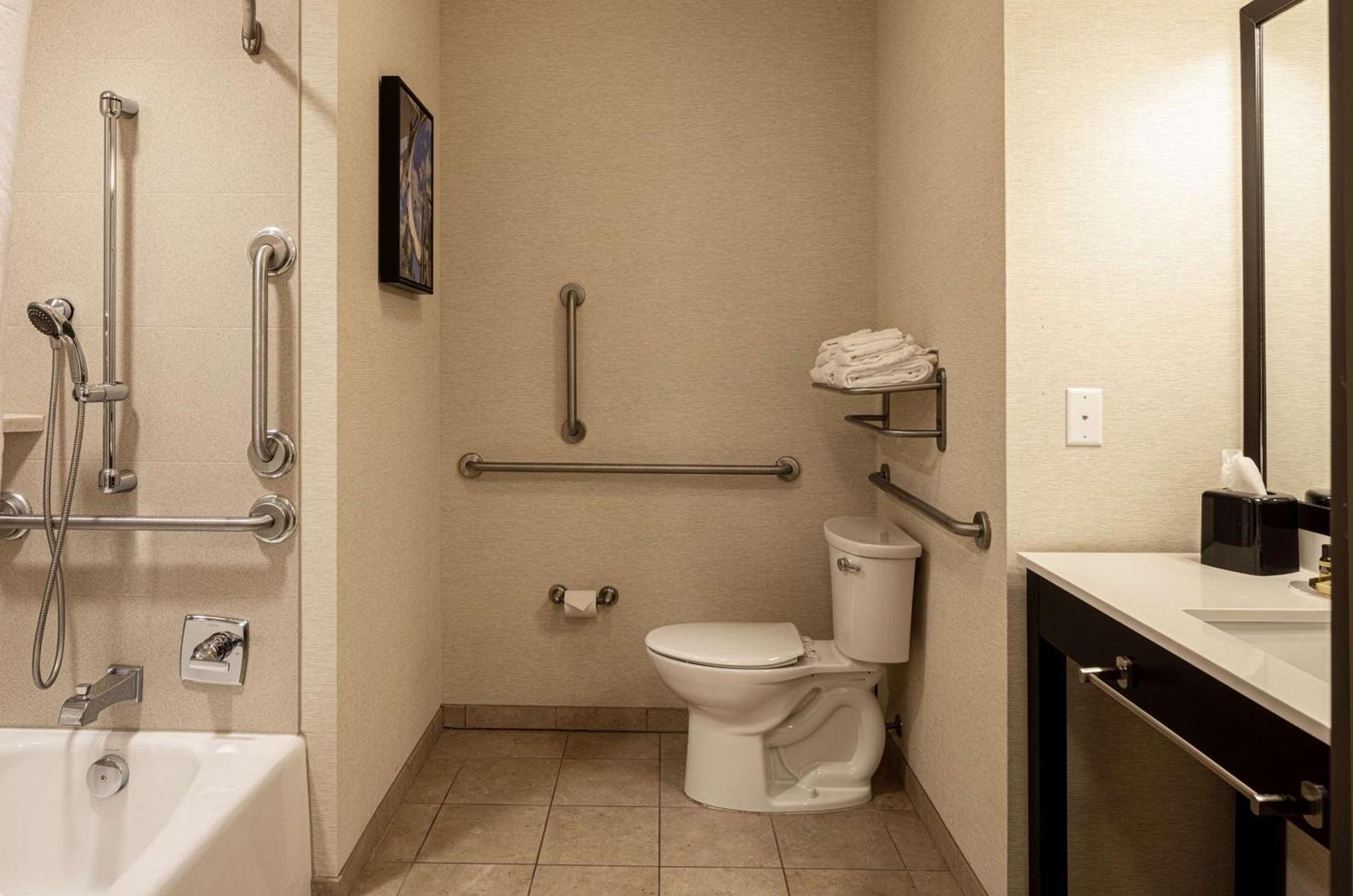 Best Western Plus Franciscan Square Inn & Suites Steubenville photo 50