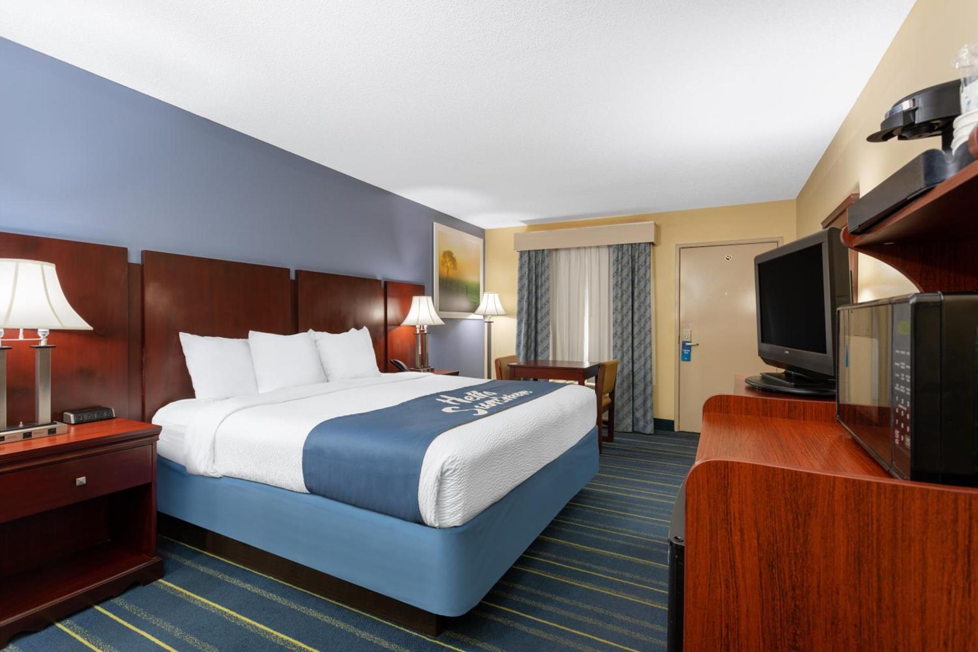 Days Inn by Wyndham Chipley photo 44