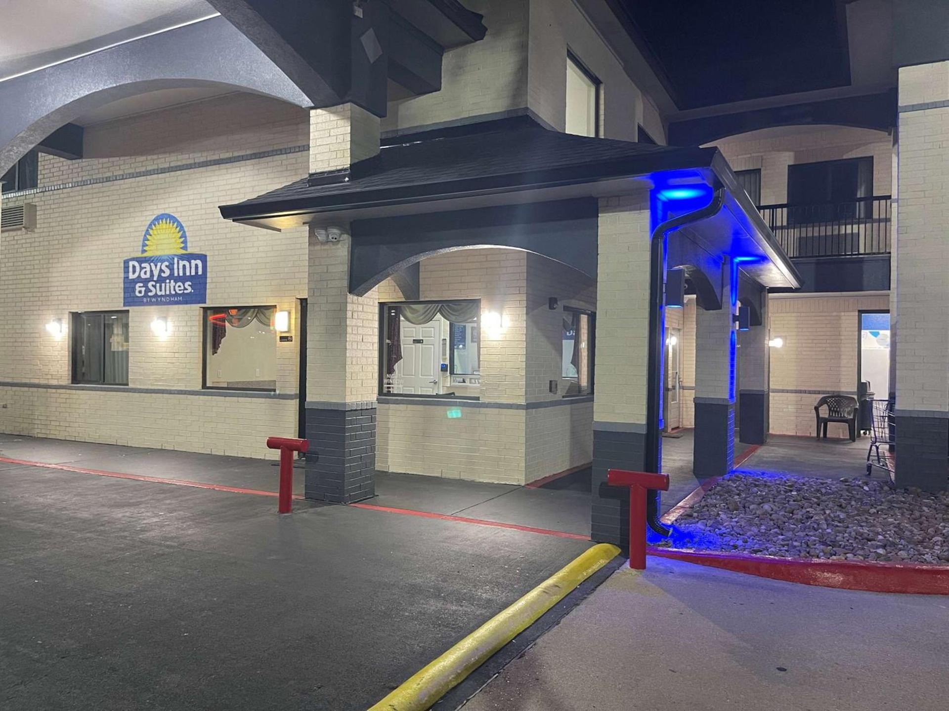 Days Inn by Wyndham Dickinson TX photo 4
