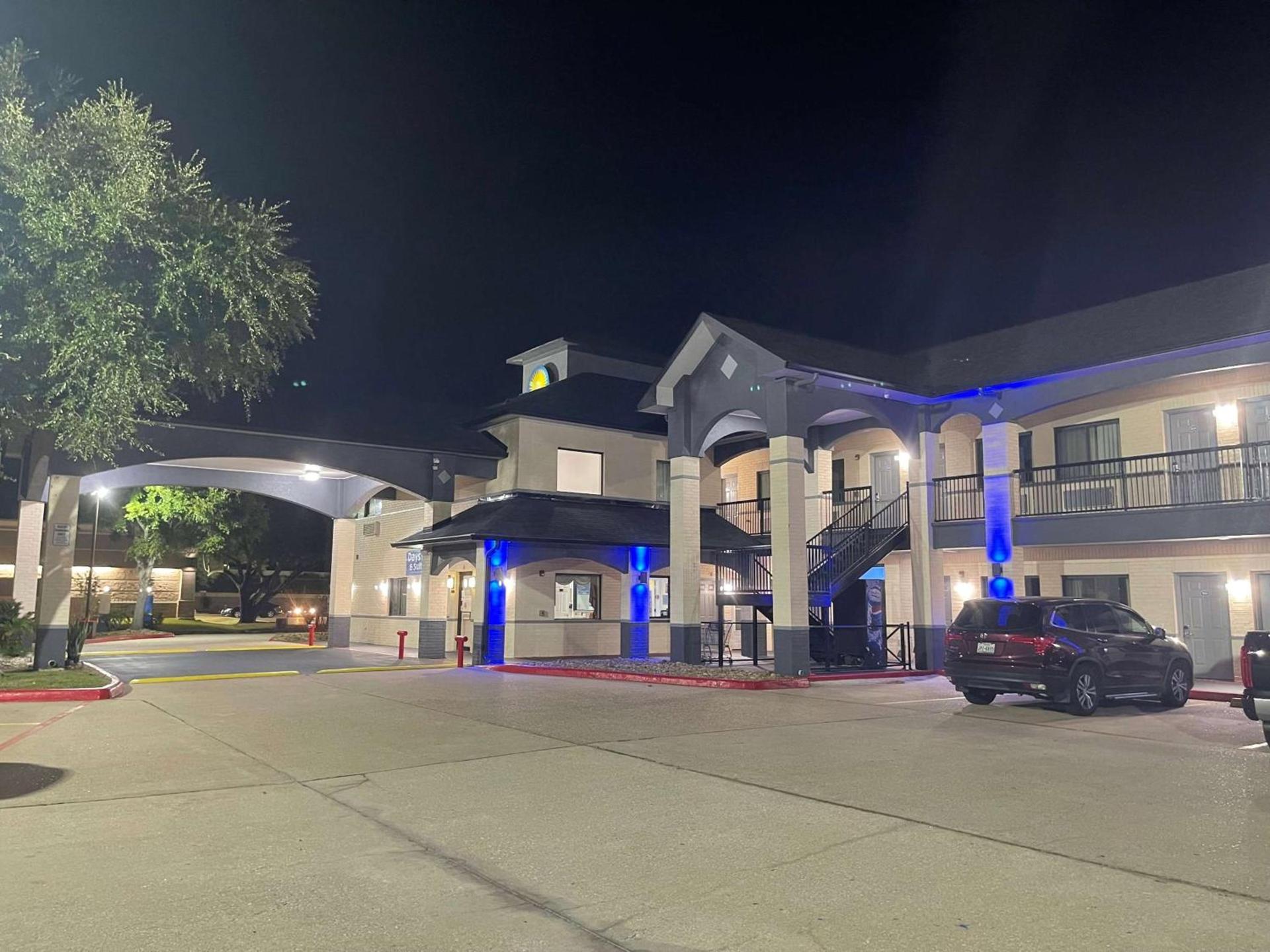 Days Inn by Wyndham Dickinson TX photo 6