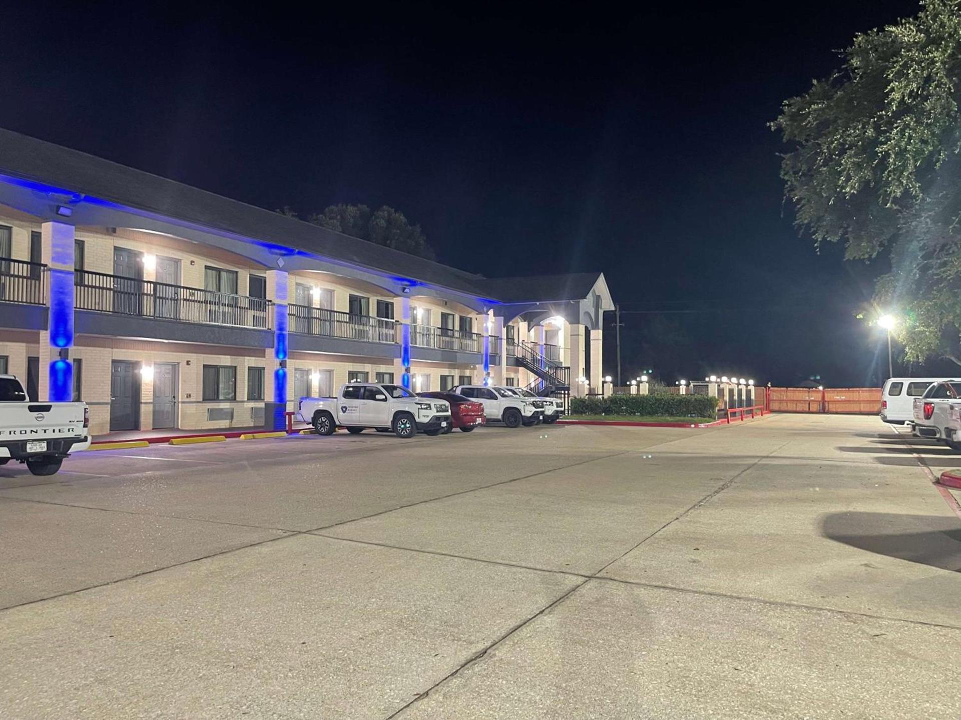 Days Inn by Wyndham Dickinson TX photo 7