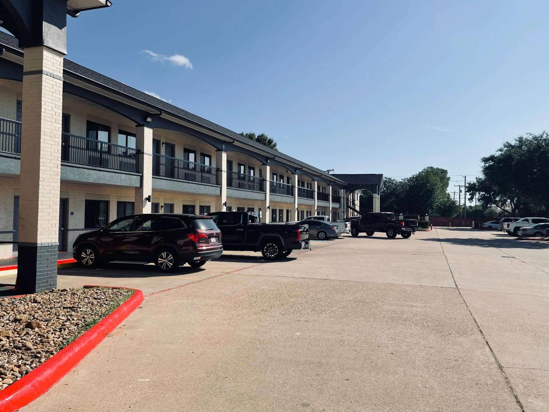 Days Inn by Wyndham Dickinson TX photo 8